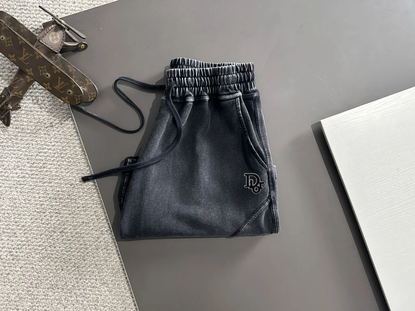 🅿️330 shipped next day, high quality DIOR/Dior 2025 spring and summer new casual solid color loose shorts with elastic band, two needle stitches at the hem of the trousers, fine and firm stitching, custom-made fabrics at the counter with high breathability and comfort, impeccable details, brand element design concept, reflecting high quality. It feels delicate and soft! It presents a casual cut and the upper body shape is great! Size: S-XXL