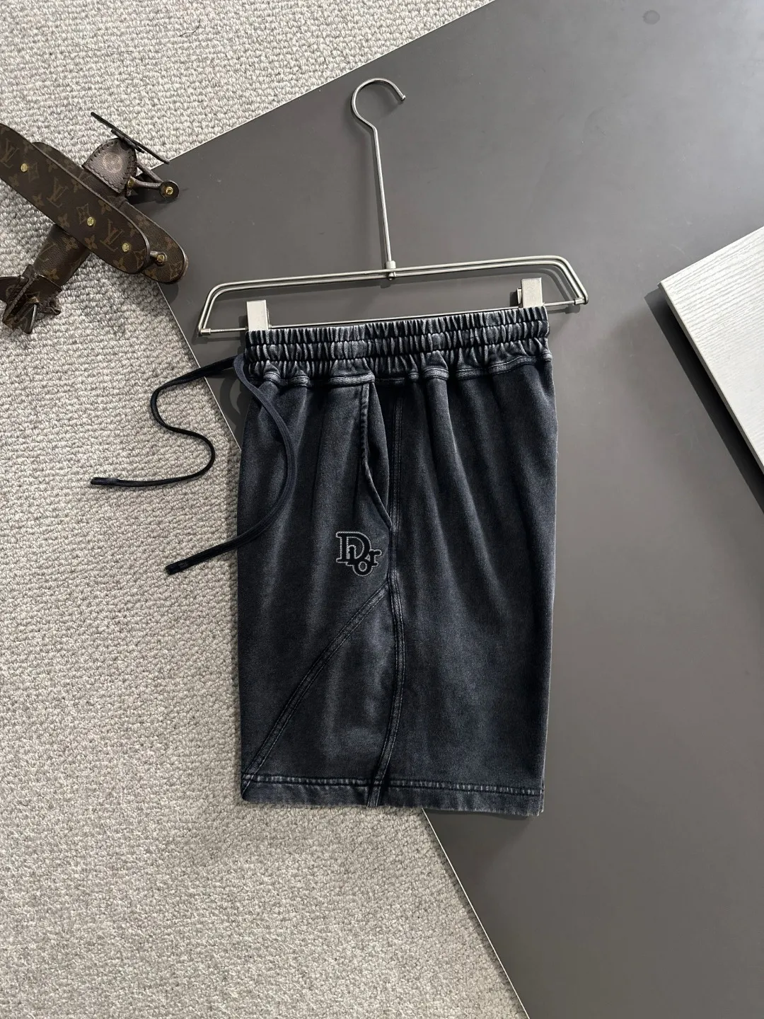 🅿️330 shipped next day, high quality DIOR/Dior 2025 spring and summer new casual solid color loose shorts with elastic band, two needle stitches at the hem of the trousers, fine and firm stitching, custom-made fabrics at the counter with high breathability and comfort, impeccable details, brand element design concept, reflecting high quality. It feels delicate and soft! It presents a casual cut and the upper body shape is great! Size: S-XXL