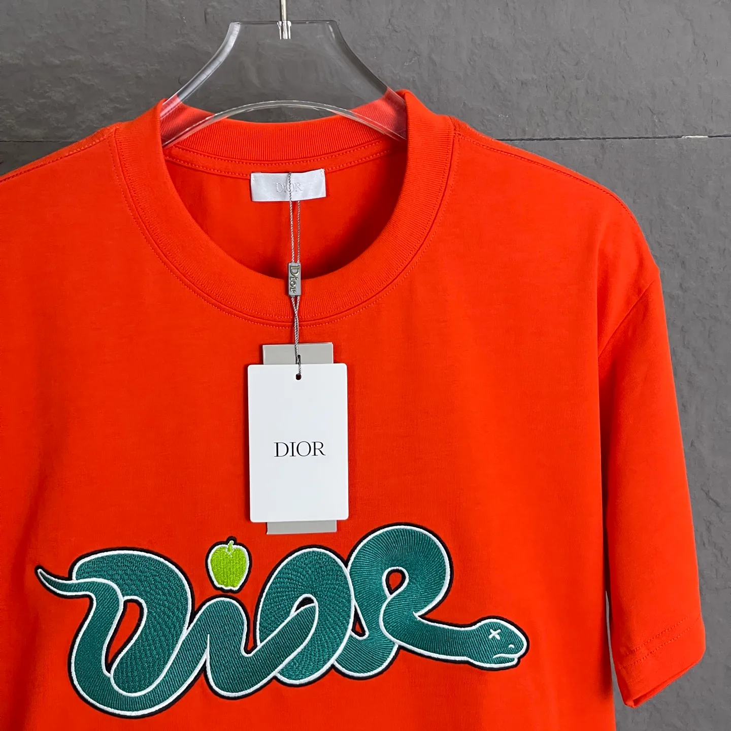 🅿️220 /A87 DIOR Dior fabric upgrade, using 300 full grams of fabric, co-branded embroidery for the Year of the Snake, high-end three-dimensional embroidery technology, exclusive for new original orders, same style for men and women, casual loose-fitting short sleeves, high-end customization, high version, fashionable and versatile, imported fabrics, super soft and delicate feel, skin-friendly and comfortable to wear, high-end boutique High-temperature washing process to ensure that it does not deform or shrink. It is a comfortable and beautiful piece for summer wear! A must-have item for beauty and age reduction! The surface is super fine and smooth, uniform, delicate and soft. It is comfortable to wear and can easily create a cool summer feel. It is easy to hold the upper body and become the focus of the street in minutes. Color: Orange White Size: S-XL