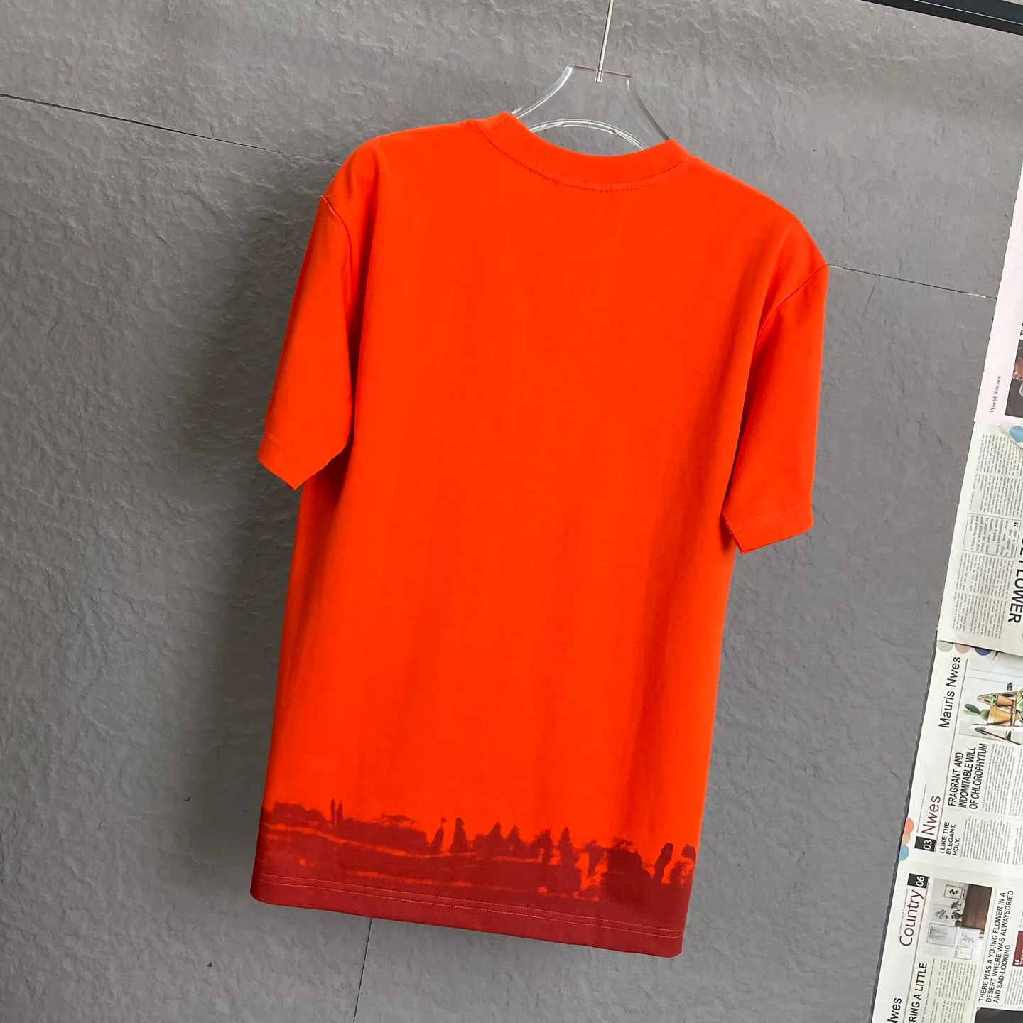 🅿️220 /A87 DIOR Dior fabric upgrade, using 300 full grams of fabric, co-branded embroidery for the Year of the Snake, high-end three-dimensional embroidery technology, exclusive for new original orders, same style for men and women, casual loose-fitting short sleeves, high-end customization, high version, fashionable and versatile, imported fabrics, super soft and delicate feel, skin-friendly and comfortable to wear, high-end boutique High-temperature washing process to ensure that it does not deform or shrink. It is a comfortable and beautiful piece for summer wear! A must-have item for beauty and age reduction! The surface is super fine and smooth, uniform, delicate and soft. It is comfortable to wear and can easily create a cool summer feel. It is easy to hold the upper body and become the focus of the street in minutes. Color: Orange White Size: S-XL