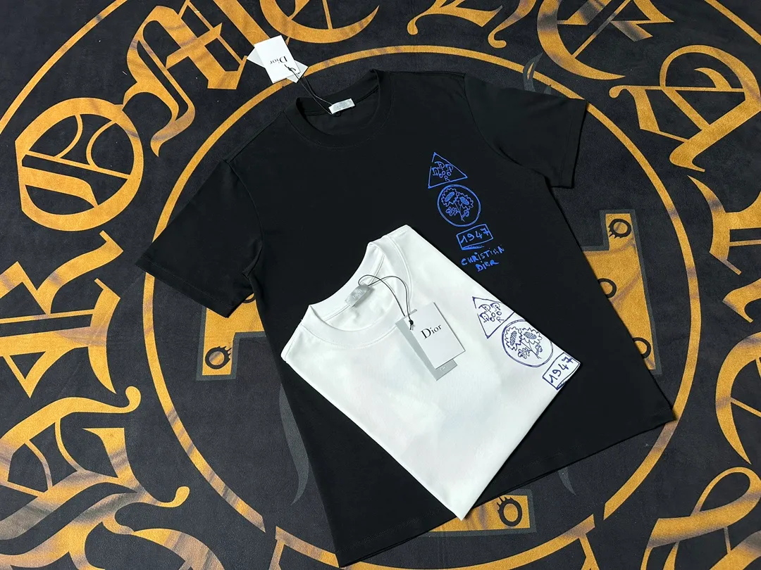 🅿️200 Exquisite upgrade of Dior LOGO, inspired by the retro of the 1980s. Original fabric. Official same style. Short-sleeved T-shirt. Customized fabric. Fabric dyed in the same vat. Very comfortable to the touch. Latest brick cabinet synchronization for spring and summer. Fashionable and personalized. Super versatile. Loose version is very suitable for both men and women. A must-have for everyone. Hang tag. Collar label. Washed wheat. Complete with three labels. Color: black white.