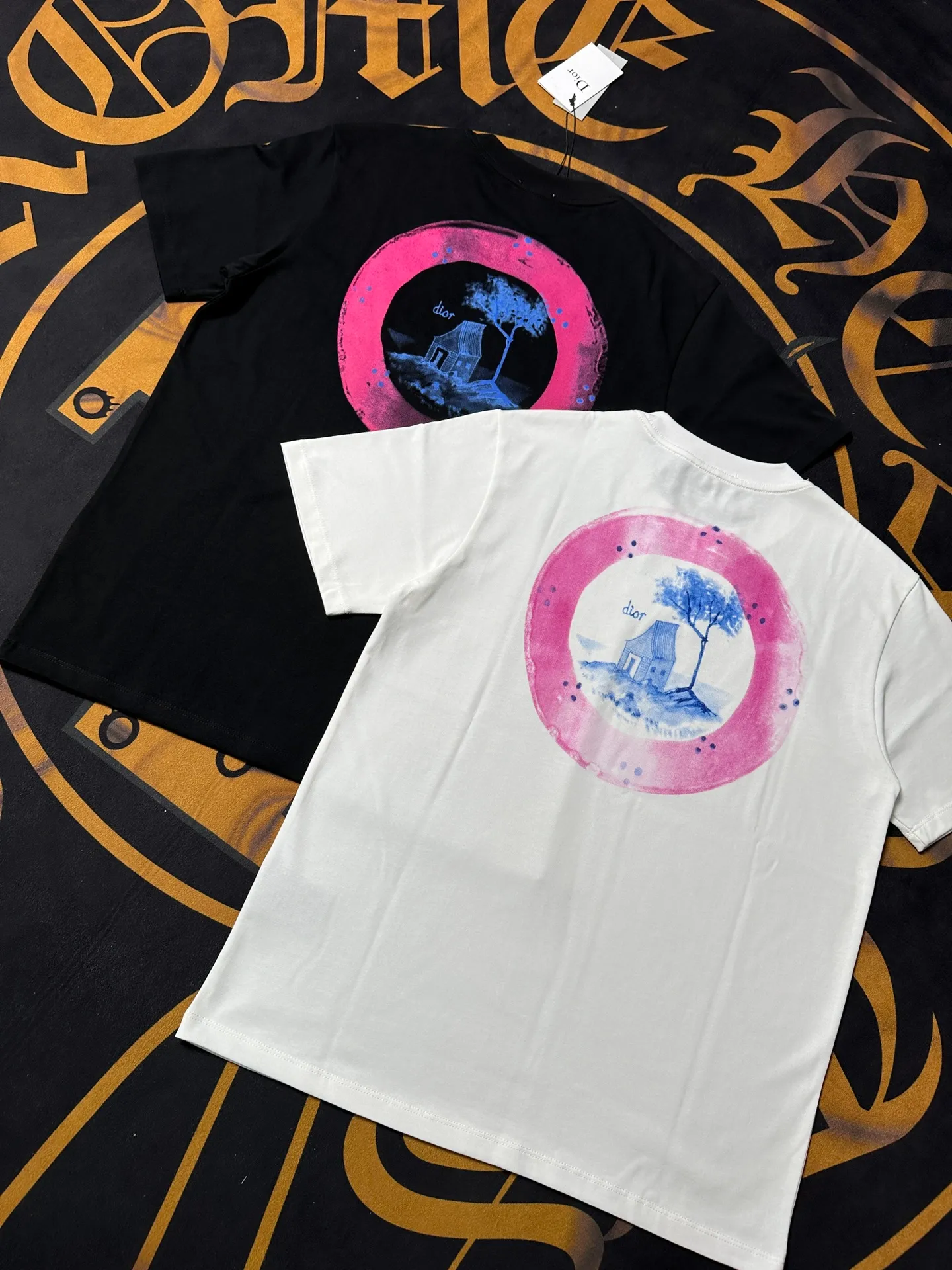 🅿️200 Exquisite upgrade of Dior LOGO, inspired by the retro of the 1980s. Original fabric. Official same style. Short-sleeved T-shirt. Customized fabric. Fabric dyed in the same vat. Very comfortable to the touch. Latest brick cabinet synchronization for spring and summer. Fashionable and personalized. Super versatile. Loose version is very suitable for both men and women. A must-have for everyone. Hang tag. Collar label. Washed wheat. Complete with three labels. Color: black white.