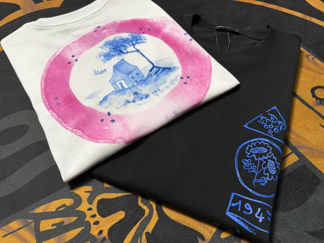 🅿️200 Exquisite upgrade of Dior LOGO, inspired by the retro of the 1980s. Original fabric. Official same style. Short-sleeved T-shirt. Customized fabric. Fabric dyed in the same vat. Very comfortable to the touch. Latest brick cabinet synchronization for spring and summer. Fashionable and personalized. Super versatile. Loose version is very suitable for both men and women. A must-have for everyone. Hang tag. Collar label. Washed wheat. Complete with three labels. Color: black white.
