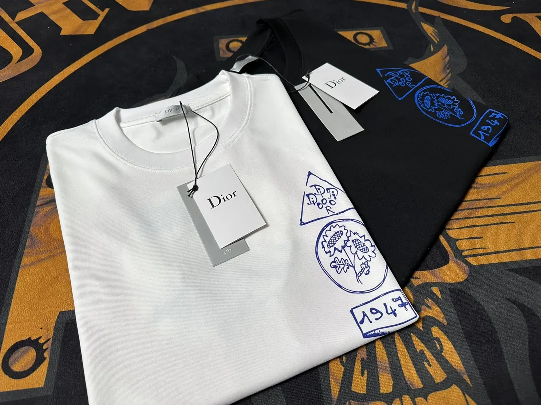 🅿️200 Exquisite upgrade of Dior LOGO, inspired by the retro of the 1980s. Original fabric. Official same style. Short-sleeved T-shirt. Customized fabric. Fabric dyed in the same vat. Very comfortable to the touch. Latest brick cabinet synchronization for spring and summer. Fashionable and personalized. Super versatile. Loose version is very suitable for both men and women. A must-have for everyone. Hang tag. Collar label. Washed wheat. Complete with three labels. Color: black white.