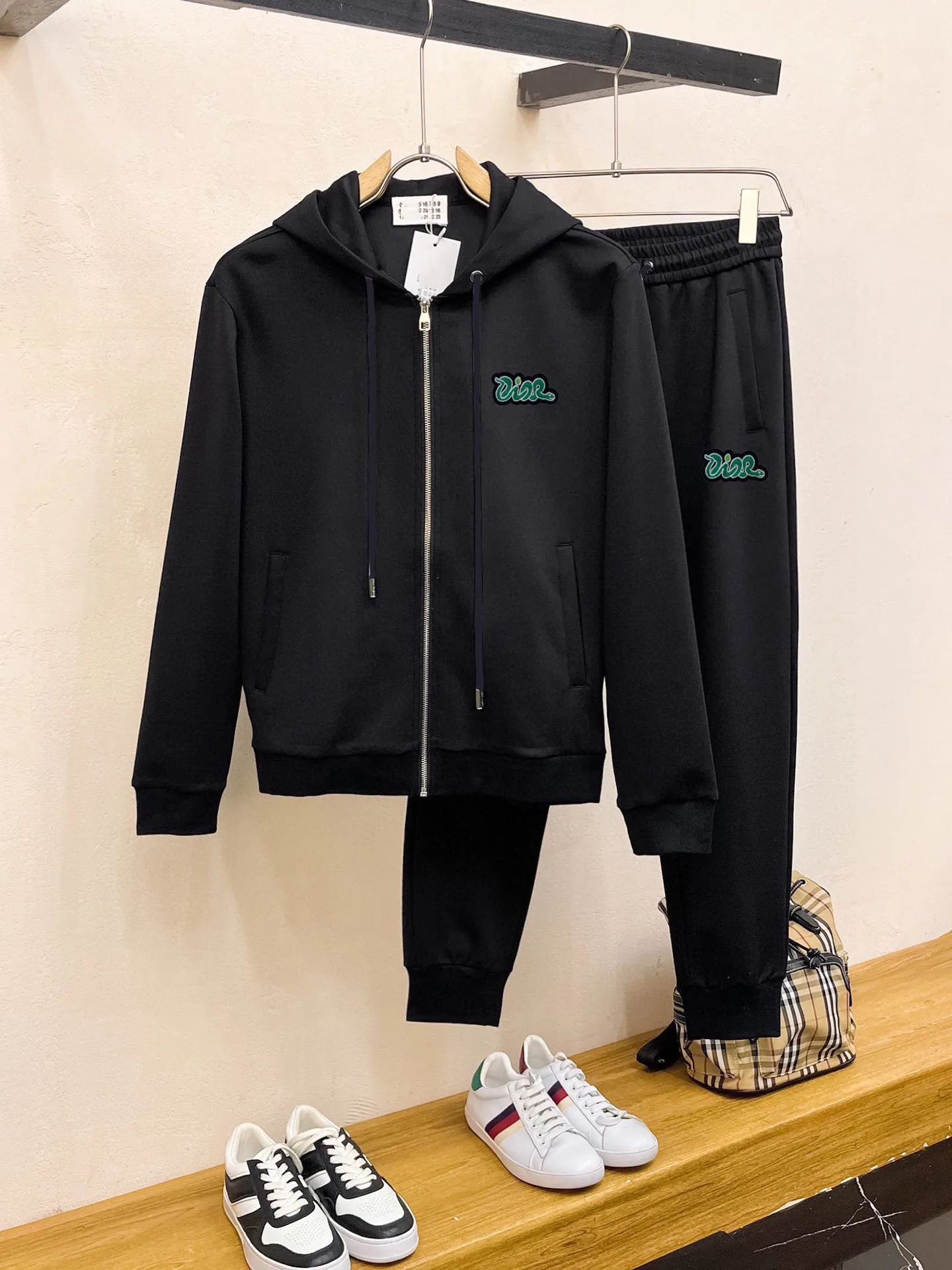 🅿️420 [DIOR Dior] (Fat Man Gospel) hot-selling suit is coming. Focus on the original version of the official website. 2025 new hot-selling cardigan sweater suit. The original order is the best product. 🇭🇰The meticulous work of top designers is dedicated to a fitting and perfect upper body effect. All-natural high-quality Roman cotton 100%, close-fitting comfort, noble and elegant! Original hardware embodies elegance and nobility! Counter size: M-5XL (maximum wear up to 220 pounds)