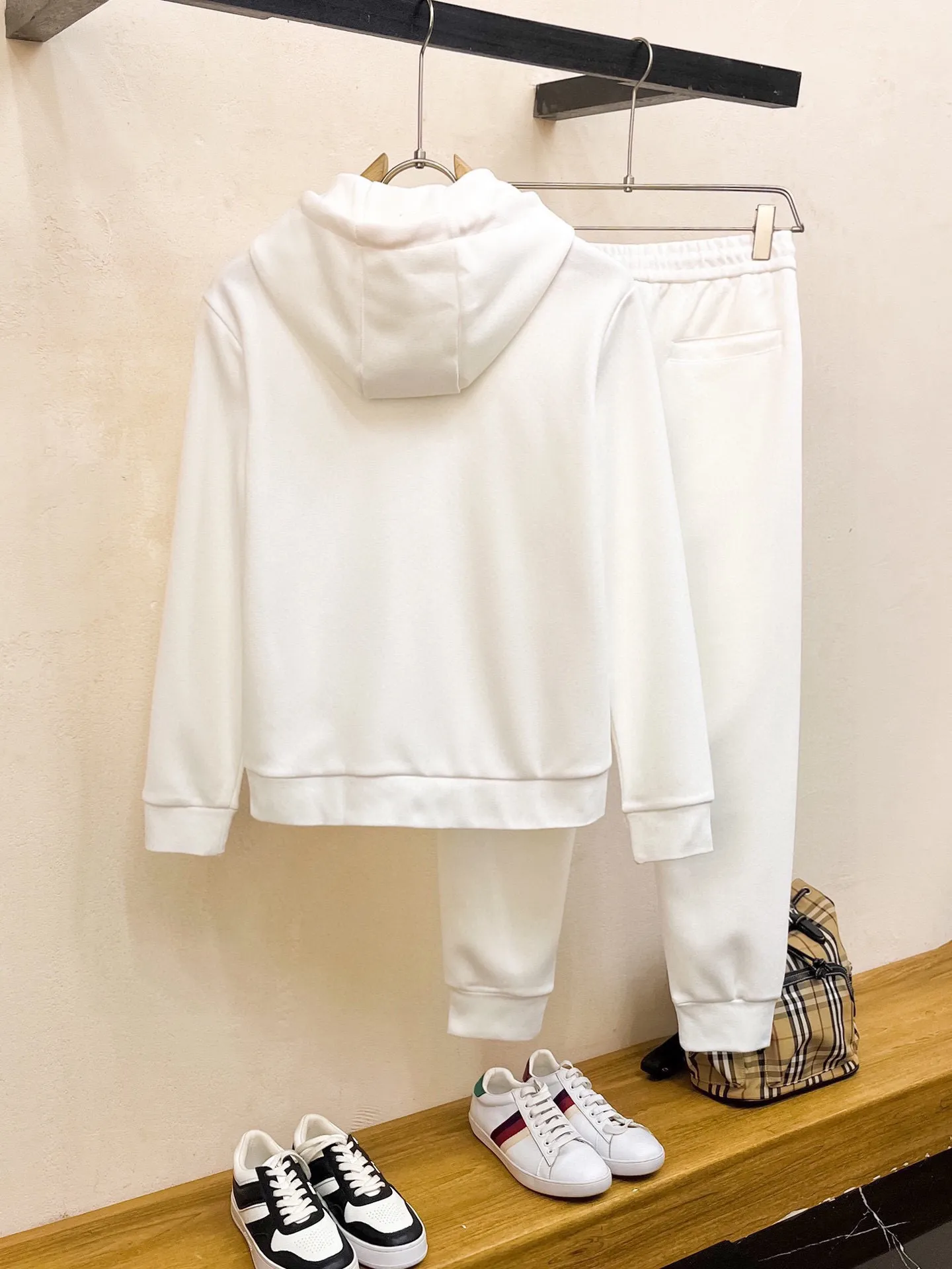 🅿️420 [DIOR Dior] (Fat Man Gospel) hot-selling suit is coming. Focus on the original version of the official website. 2025 new hot-selling cardigan sweater suit. The original order is the best product. 🇭🇰The meticulous work of top designers is dedicated to a fitting and perfect upper body effect. All-natural high-quality Roman cotton 100%, close-fitting comfort, noble and elegant! Original hardware embodies elegance and nobility! Counter size: M-5XL (maximum wear up to 220 pounds)