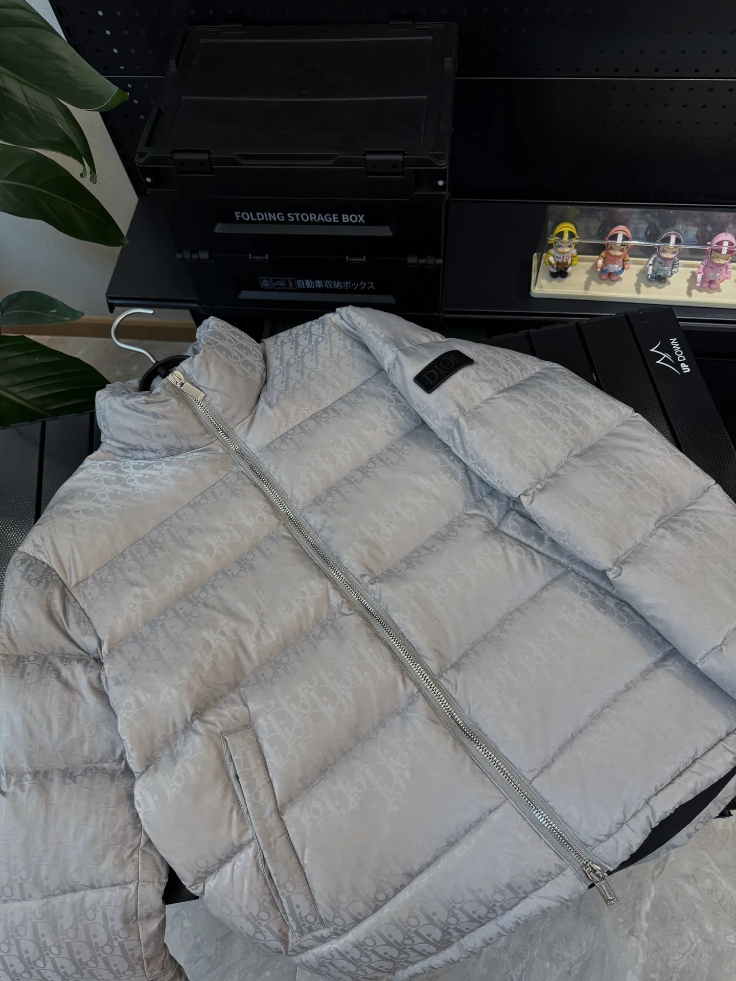 🅿️780 💎Dark gray💎 Top quality, six colors available, new down ⬆️ Dior 23FW oblique dark pattern old flower stand collar down jacket, the same style in the counter, popular all the way 🔥The old flower down jacket is here🤩～ This is a down jacket with ultra-complex craftsmanship. The custom-made fabric cycle takes up to 50 days. Based on the original fabric, laser jacquard makes the whole piece of clothing concave and convex, with a stronger three-dimensional effect and a more obvious 3D effect. ✨This fabric has a good hand feel, and the dark pattern presbyopia on the jacket is very low-key. The fabric shows a dark luster and has extremely high waterproof properties! The real texture is more perfect, custom-woven high-density satin nylon material and dark jacquard weave, simple and refreshing, thick and fluffy, super three-proof fabric, waterproof, stain-proof and dust-proof! ✨ Full-width jacquard LOGO, ultra-high-end luxury and style. The handsomeness and eye-catching index of the upper body are absolutely NO. 1. Fully custom-woven jacquard LOGO technology fabric, high-density polyester fiber. It is a new type of heat-insulating and light-weight fabric. It has a light texture, delicate and soft warmth and breathability. Especially the LOGO jacquard produces different light and dark interweaving under different lights! Full of hidden flower logos, low-key with a touch of expensiveness, the overall shape is not too bloated, windproof and waterproof, it can be called a haven in winter 😍 Simple but not simple, wear it with a wrap in autumn and winter. ✨The interior is filled with 90-fill white goose down, (90% white goose down ➕10% white goose feather) This type of down is full of fluffiness, better thermal insulation, and has no down stalks! Hooded and windproof design, comfortable and warm! The white goose down filled inside is a strong guarantee of warmth and cold resistance. As for the so-called odor gas of down, it is completely worry-free. The upper body is light and full. The down filling is sufficiently balanced to obtain uniform warmth! The upper body is eye-catching. ✨The hardware of the whole garment is made of original 1V1 customized tungsten material. Leather label design, hot melt technology, one-time molding. Size: S-3Xl (44-54 yards) couple style. Available in six colors: light gray/light blue/navy blue/dark gray/black/dark blue