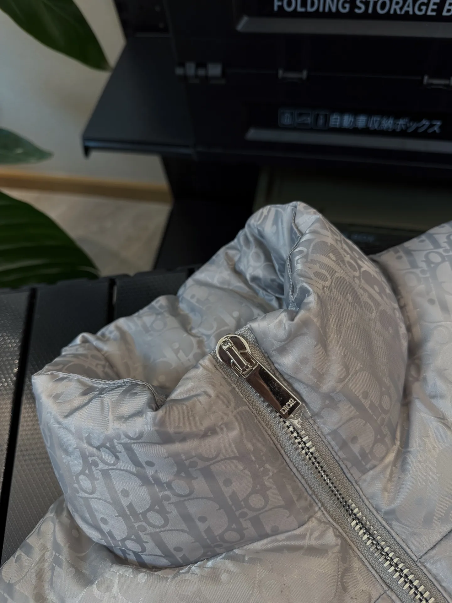 🅿️780 💎Dark gray💎 Top quality, six colors available, new down ⬆️ Dior 23FW oblique dark pattern old flower stand collar down jacket, the same style in the counter, popular all the way 🔥The old flower down jacket is here🤩～ This is a down jacket with ultra-complex craftsmanship. The custom-made fabric cycle takes up to 50 days. Based on the original fabric, laser jacquard makes the whole piece of clothing concave and convex, with a stronger three-dimensional effect and a more obvious 3D effect. ✨This fabric has a good hand feel, and the dark pattern presbyopia on the jacket is very low-key. The fabric shows a dark luster and has extremely high waterproof properties! The real texture is more perfect, custom-woven high-density satin nylon material and dark jacquard weave, simple and refreshing, thick and fluffy, super three-proof fabric, waterproof, stain-proof and dust-proof! ✨ Full-width jacquard LOGO, ultra-high-end luxury and style. The handsomeness and eye-catching index of the upper body are absolutely NO. 1. Fully custom-woven jacquard LOGO technology fabric, high-density polyester fiber. It is a new type of heat-insulating and light-weight fabric. It has a light texture, delicate and soft warmth and breathability. Especially the LOGO jacquard produces different light and dark interweaving under different lights! Full of hidden flower logos, low-key with a touch of expensiveness, the overall shape is not too bloated, windproof and waterproof, it can be called a haven in winter 😍 Simple but not simple, wear it with a wrap in autumn and winter. ✨The interior is filled with 90-fill white goose down, (90% white goose down ➕10% white goose feather) This type of down is full of fluffiness, better thermal insulation, and has no down stalks! Hooded and windproof design, comfortable and warm! The white goose down filled inside is a strong guarantee of warmth and cold resistance. As for the so-called odor gas of down, it is completely worry-free. The upper body is light and full. The down filling is sufficiently balanced to obtain uniform warmth! The upper body is eye-catching. ✨The hardware of the whole garment is made of original 1V1 customized tungsten material. Leather label design, hot melt technology, one-time molding. Size: S-3Xl (44-54 yards) couple style. Available in six colors: light gray/light blue/navy blue/dark gray/black/dark blue