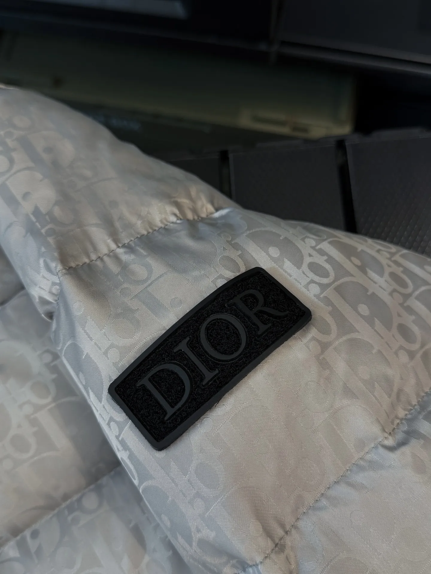 🅿️780 💎Dark gray💎 Top quality, six colors available, new down ⬆️ Dior 23FW oblique dark pattern old flower stand collar down jacket, the same style in the counter, popular all the way 🔥The old flower down jacket is here🤩～ This is a down jacket with ultra-complex craftsmanship. The custom-made fabric cycle takes up to 50 days. Based on the original fabric, laser jacquard makes the whole piece of clothing concave and convex, with a stronger three-dimensional effect and a more obvious 3D effect. ✨This fabric has a good hand feel, and the dark pattern presbyopia on the jacket is very low-key. The fabric shows a dark luster and has extremely high waterproof properties! The real texture is more perfect, custom-woven high-density satin nylon material and dark jacquard weave, simple and refreshing, thick and fluffy, super three-proof fabric, waterproof, stain-proof and dust-proof! ✨ Full-width jacquard LOGO, ultra-high-end luxury and style. The handsomeness and eye-catching index of the upper body are absolutely NO. 1. Fully custom-woven jacquard LOGO technology fabric, high-density polyester fiber. It is a new type of heat-insulating and light-weight fabric. It has a light texture, delicate and soft warmth and breathability. Especially the LOGO jacquard produces different light and dark interweaving under different lights! Full of hidden flower logos, low-key with a touch of expensiveness, the overall shape is not too bloated, windproof and waterproof, it can be called a haven in winter 😍 Simple but not simple, wear it with a wrap in autumn and winter. ✨The interior is filled with 90-fill white goose down, (90% white goose down ➕10% white goose feather) This type of down is full of fluffiness, better thermal insulation, and has no down stalks! Hooded and windproof design, comfortable and warm! The white goose down filled inside is a strong guarantee of warmth and cold resistance. As for the so-called odor gas of down, it is completely worry-free. The upper body is light and full. The down filling is sufficiently balanced to obtain uniform warmth! The upper body is eye-catching. ✨The hardware of the whole garment is made of original 1V1 customized tungsten material. Leather label design, hot melt technology, one-time molding. Size: S-3Xl (44-54 yards) couple style. Available in six colors: light gray/light blue/navy blue/dark gray/black/dark blue