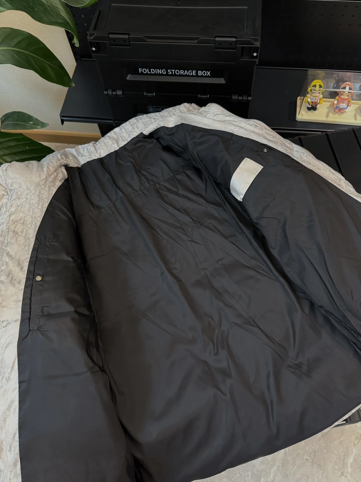 🅿️780 💎Dark gray💎 Top quality, six colors available, new down ⬆️ Dior 23FW oblique dark pattern old flower stand collar down jacket, the same style in the counter, popular all the way 🔥The old flower down jacket is here🤩～ This is a down jacket with ultra-complex craftsmanship. The custom-made fabric cycle takes up to 50 days. Based on the original fabric, laser jacquard makes the whole piece of clothing concave and convex, with a stronger three-dimensional effect and a more obvious 3D effect. ✨This fabric has a good hand feel, and the dark pattern presbyopia on the jacket is very low-key. The fabric shows a dark luster and has extremely high waterproof properties! The real texture is more perfect, custom-woven high-density satin nylon material and dark jacquard weave, simple and refreshing, thick and fluffy, super three-proof fabric, waterproof, stain-proof and dust-proof! ✨ Full-width jacquard LOGO, ultra-high-end luxury and style. The handsomeness and eye-catching index of the upper body are absolutely NO. 1. Fully custom-woven jacquard LOGO technology fabric, high-density polyester fiber. It is a new type of heat-insulating and light-weight fabric. It has a light texture, delicate and soft warmth and breathability. Especially the LOGO jacquard produces different light and dark interweaving under different lights! Full of hidden flower logos, low-key with a touch of expensiveness, the overall shape is not too bloated, windproof and waterproof, it can be called a haven in winter 😍 Simple but not simple, wear it with a wrap in autumn and winter. ✨The interior is filled with 90-fill white goose down, (90% white goose down ➕10% white goose feather) This type of down is full of fluffiness, better thermal insulation, and has no down stalks! Hooded and windproof design, comfortable and warm! The white goose down filled inside is a strong guarantee of warmth and cold resistance. As for the so-called odor gas of down, it is completely worry-free. The upper body is light and full. The down filling is sufficiently balanced to obtain uniform warmth! The upper body is eye-catching. ✨The hardware of the whole garment is made of original 1V1 customized tungsten material. Leather label design, hot melt technology, one-time molding. Size: S-3Xl (44-54 yards) couple style. Available in six colors: light gray/light blue/navy blue/dark gray/black/dark blue