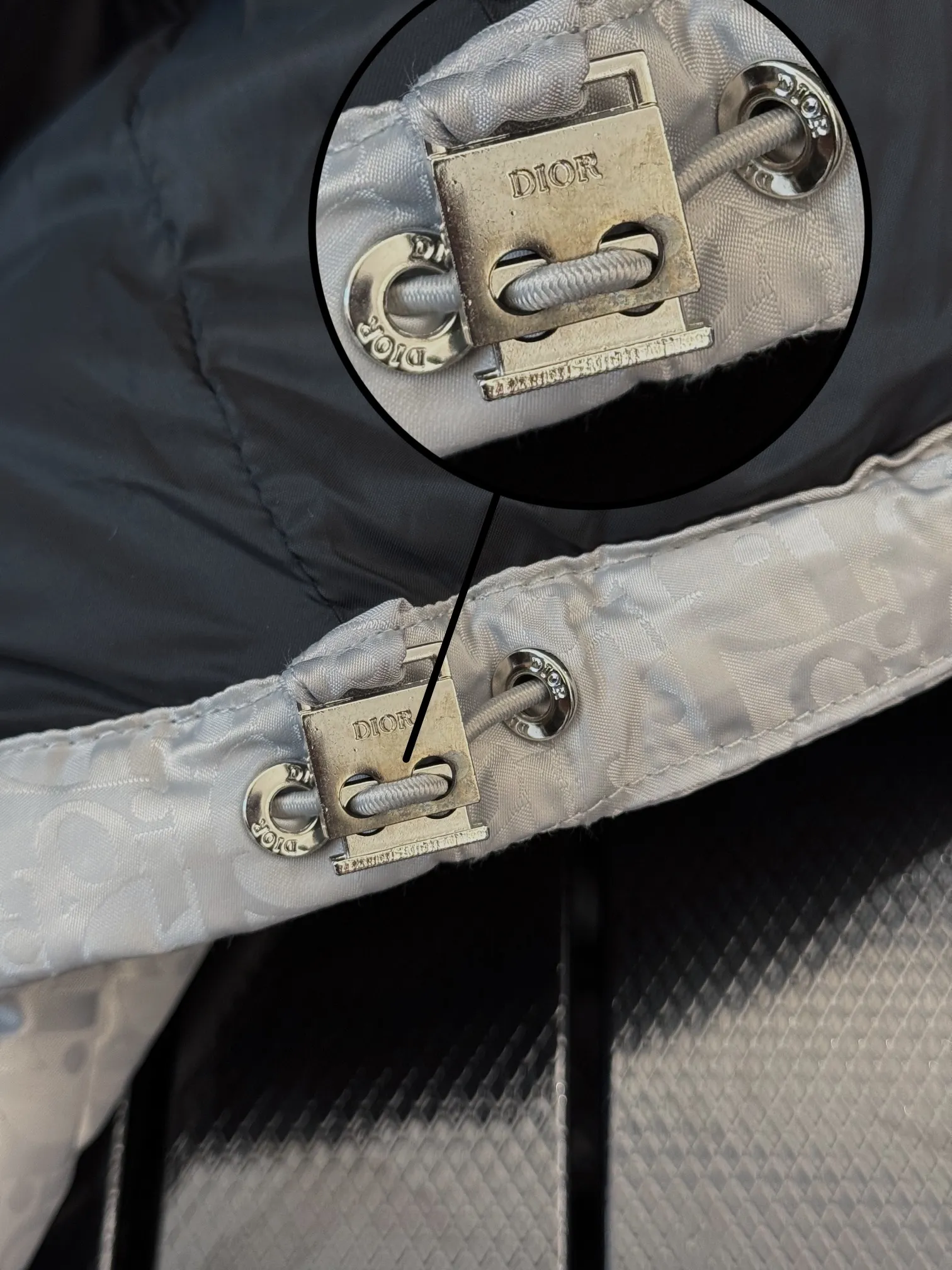 🅿️780 💎Dark gray💎 Top quality, six colors available, new down ⬆️ Dior 23FW oblique dark pattern old flower stand collar down jacket, the same style in the counter, popular all the way 🔥The old flower down jacket is here🤩～ This is a down jacket with ultra-complex craftsmanship. The custom-made fabric cycle takes up to 50 days. Based on the original fabric, laser jacquard makes the whole piece of clothing concave and convex, with a stronger three-dimensional effect and a more obvious 3D effect. ✨This fabric has a good hand feel, and the dark pattern presbyopia on the jacket is very low-key. The fabric shows a dark luster and has extremely high waterproof properties! The real texture is more perfect, custom-woven high-density satin nylon material and dark jacquard weave, simple and refreshing, thick and fluffy, super three-proof fabric, waterproof, stain-proof and dust-proof! ✨ Full-width jacquard LOGO, ultra-high-end luxury and style. The handsomeness and eye-catching index of the upper body are absolutely NO. 1. Fully custom-woven jacquard LOGO technology fabric, high-density polyester fiber. It is a new type of heat-insulating and light-weight fabric. It has a light texture, delicate and soft warmth and breathability. Especially the LOGO jacquard produces different light and dark interweaving under different lights! Full of hidden flower logos, low-key with a touch of expensiveness, the overall shape is not too bloated, windproof and waterproof, it can be called a haven in winter 😍 Simple but not simple, wear it with a wrap in autumn and winter. ✨The interior is filled with 90-fill white goose down, (90% white goose down ➕10% white goose feather) This type of down is full of fluffiness, better thermal insulation, and has no down stalks! Hooded and windproof design, comfortable and warm! The white goose down filled inside is a strong guarantee of warmth and cold resistance. As for the so-called odor gas of down, it is completely worry-free. The upper body is light and full. The down filling is sufficiently balanced to obtain uniform warmth! The upper body is eye-catching. ✨The hardware of the whole garment is made of original 1V1 customized tungsten material. Leather label design, hot melt technology, one-time molding. Size: S-3Xl (44-54 yards) couple style. Available in six colors: light gray/light blue/navy blue/dark gray/black/dark blue