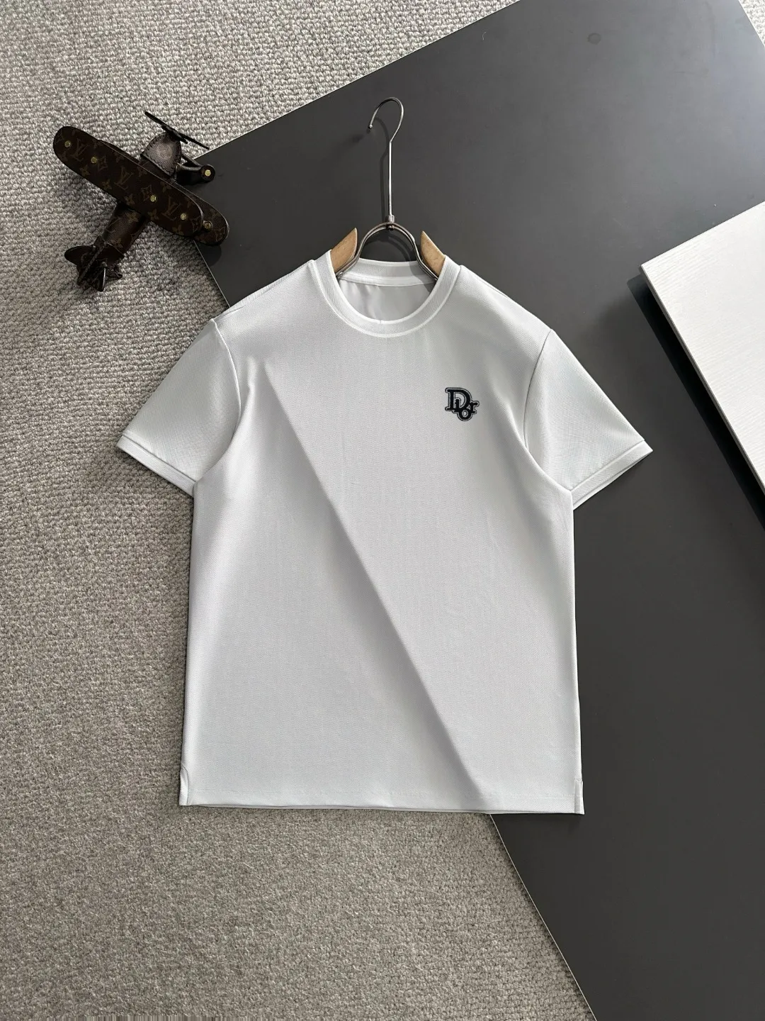 🅿️330 shipped the next day. High version of DIOR/Dior 25ss spring and summer new high-end T-shirt. Made with machines imported from Italy. It is truly the most luxurious and high-quality model that you can wear with your eyes closed. It is combed and heavyweight. The high-strength and high-weight fabric feels substantial when weighed. The upper body is more textured than ordinary T-shirts and is not easy to deform. This texture can cope with the weather. It absorbs sweat and is breathable, suitable for both hot and cold! Perfectly produced with reference to the original stitch and stitch! The loose fit design is super noble. Custom-woven signature ribbed collar, cuffs, and hem. Really rare and rare goods Size: M-XXXL
