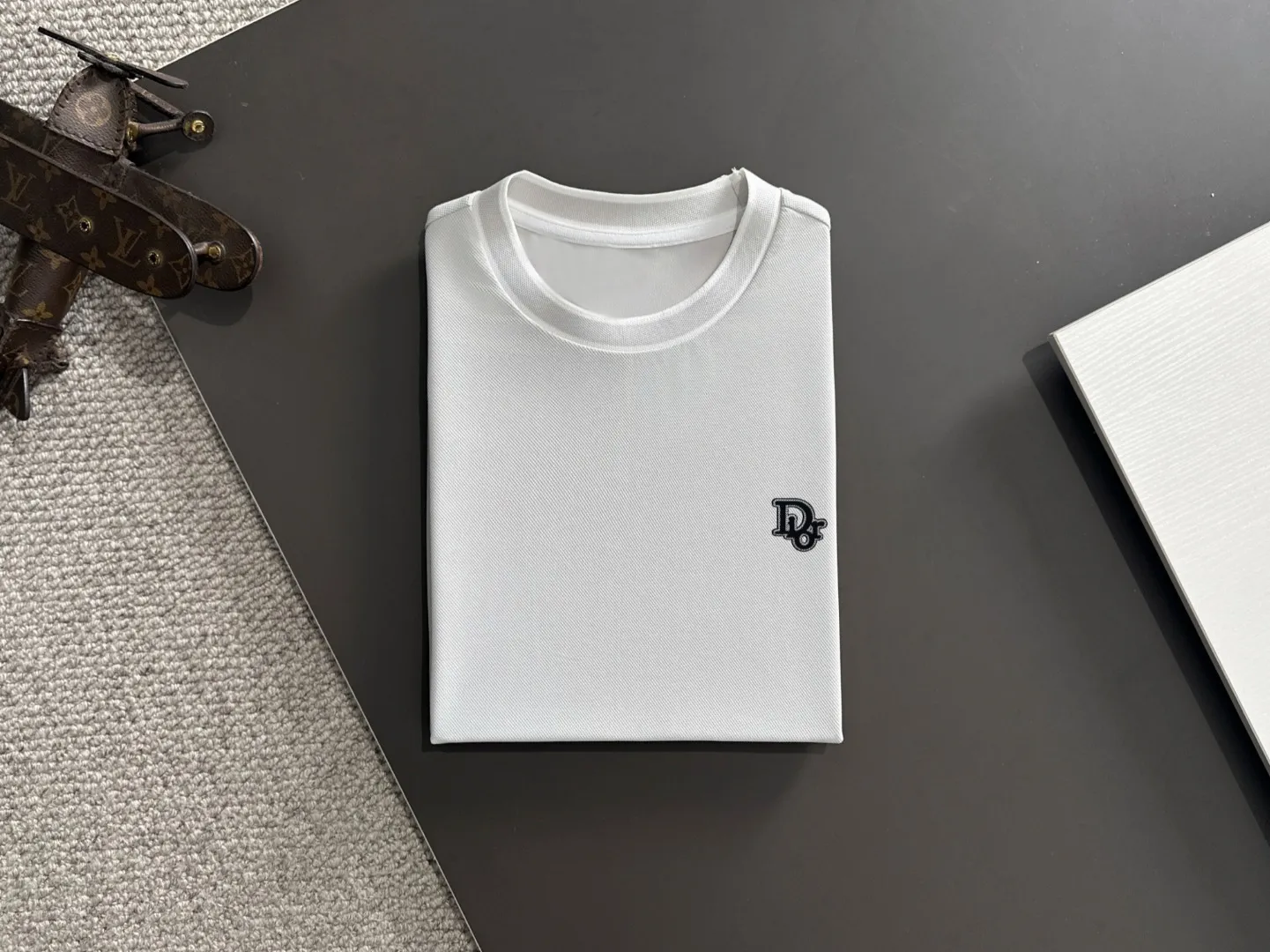 🅿️330 shipped the next day. High version of DIOR/Dior 25ss spring and summer new high-end T-shirt. Made with machines imported from Italy. It is truly the most luxurious and high-quality model that you can wear with your eyes closed. It is combed and heavyweight. The high-strength and high-weight fabric feels substantial when weighed. The upper body is more textured than ordinary T-shirts and is not easy to deform. This texture can cope with the weather. It absorbs sweat and is breathable, suitable for both hot and cold! Perfectly produced with reference to the original stitch and stitch! The loose fit design is super noble. Custom-woven signature ribbed collar, cuffs, and hem. Really rare and rare goods Size: M-XXXL