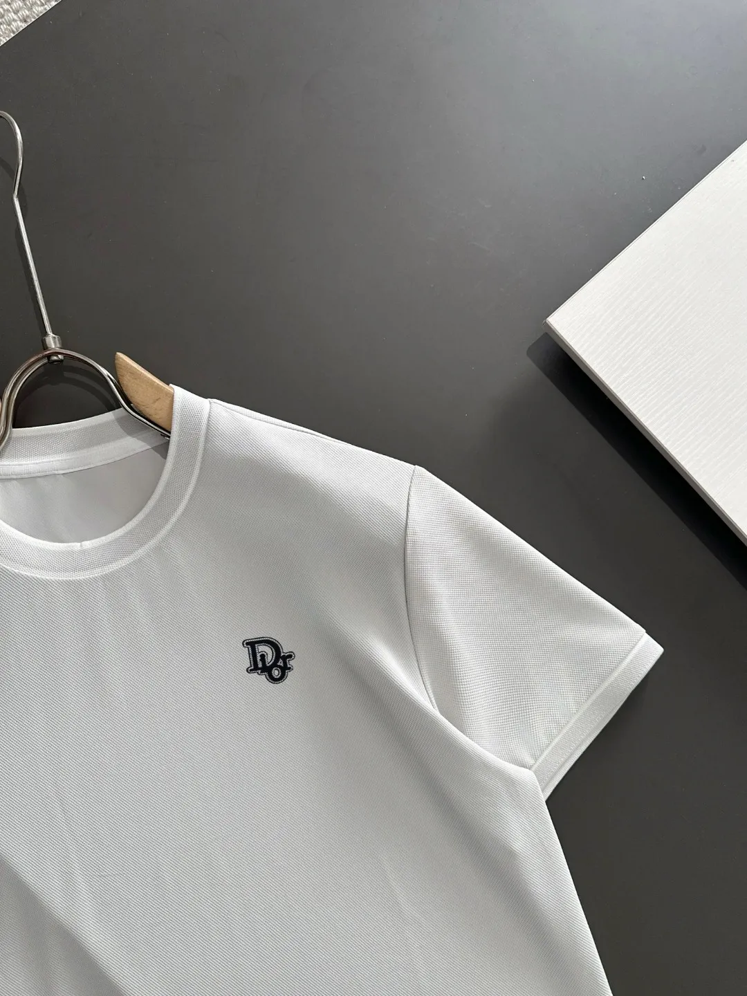 🅿️330 shipped the next day. High version of DIOR/Dior 25ss spring and summer new high-end T-shirt. Made with machines imported from Italy. It is truly the most luxurious and high-quality model that you can wear with your eyes closed. It is combed and heavyweight. The high-strength and high-weight fabric feels substantial when weighed. The upper body is more textured than ordinary T-shirts and is not easy to deform. This texture can cope with the weather. It absorbs sweat and is breathable, suitable for both hot and cold! Perfectly produced with reference to the original stitch and stitch! The loose fit design is super noble. Custom-woven signature ribbed collar, cuffs, and hem. Really rare and rare goods Size: M-XXXL