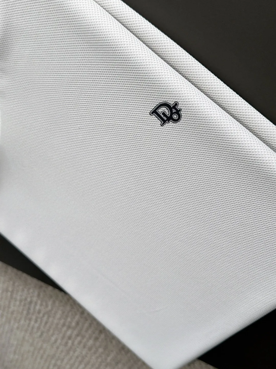 🅿️330 shipped the next day. High version of DIOR/Dior 25ss spring and summer new high-end T-shirt. Made with machines imported from Italy. It is truly the most luxurious and high-quality model that you can wear with your eyes closed. It is combed and heavyweight. The high-strength and high-weight fabric feels substantial when weighed. The upper body is more textured than ordinary T-shirts and is not easy to deform. This texture can cope with the weather. It absorbs sweat and is breathable, suitable for both hot and cold! Perfectly produced with reference to the original stitch and stitch! The loose fit design is super noble. Custom-woven signature ribbed collar, cuffs, and hem. Really rare and rare goods Size: M-XXXL