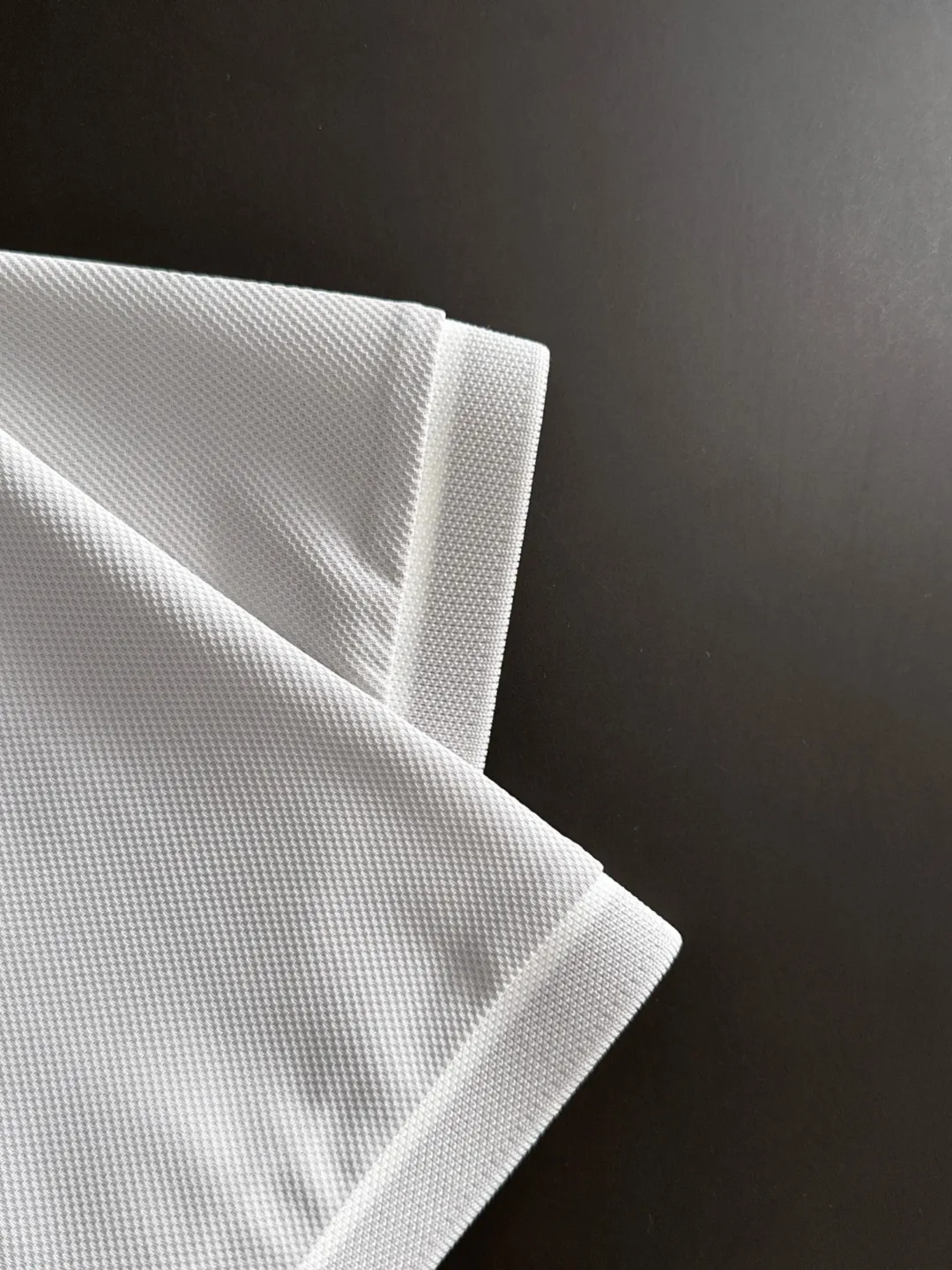🅿️330 shipped the next day. High version of DIOR/Dior 25ss spring and summer new high-end T-shirt. Made with machines imported from Italy. It is truly the most luxurious and high-quality model that you can wear with your eyes closed. It is combed and heavyweight. The high-strength and high-weight fabric feels substantial when weighed. The upper body is more textured than ordinary T-shirts and is not easy to deform. This texture can cope with the weather. It absorbs sweat and is breathable, suitable for both hot and cold! Perfectly produced with reference to the original stitch and stitch! The loose fit design is super noble. Custom-woven signature ribbed collar, cuffs, and hem. Really rare and rare goods Size: M-XXXL