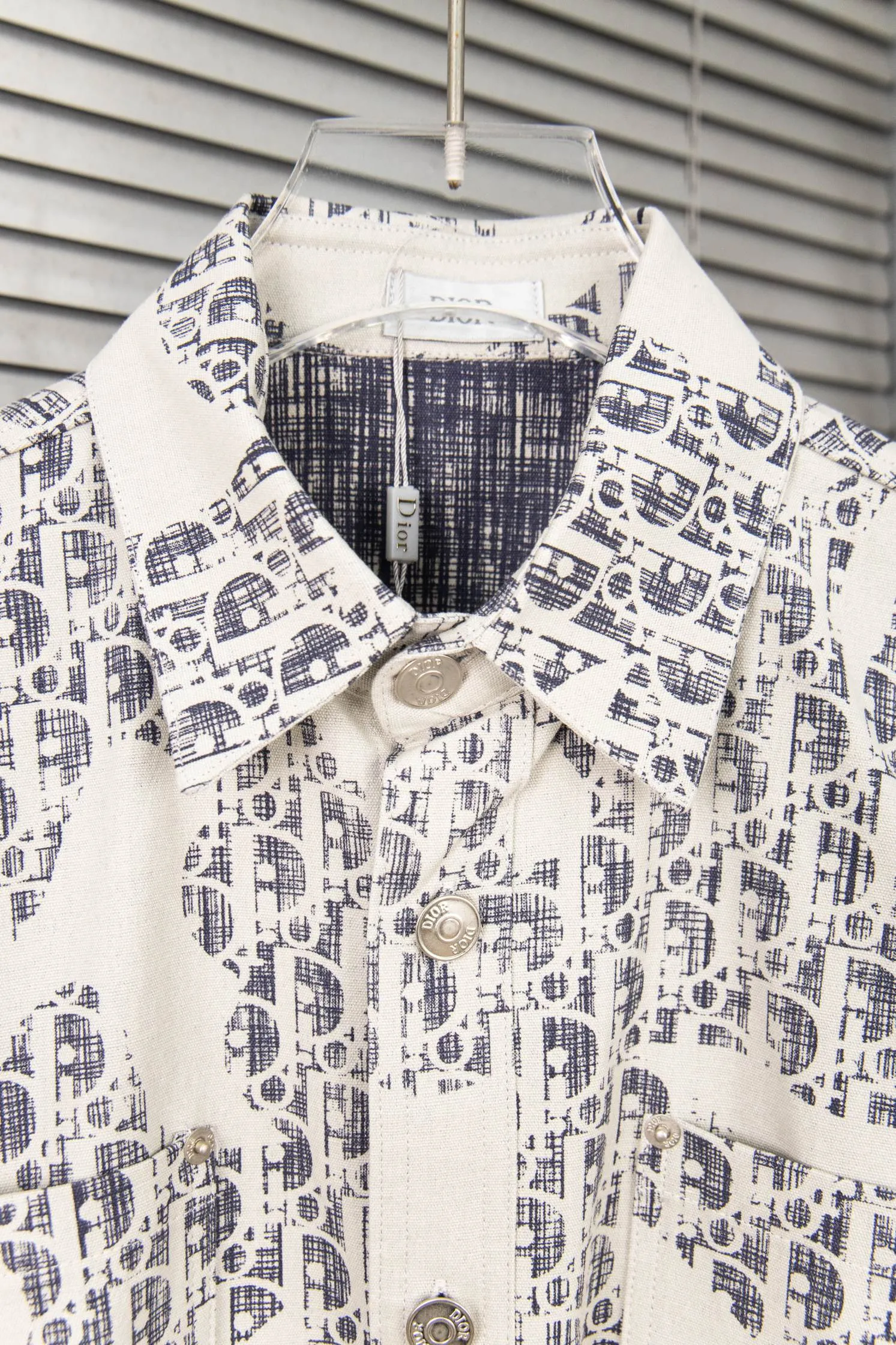 🅿️260 New: Style number: B116 DIOR Dior's new full classic logo printed graffiti washed denim shirt men's and women's casual tops and jackets 1⃣️The fabric adopts imported printing machine batch full printing process technology, perfect control, different from other versions in the market, very high-quality fabric! Precise and high-quality craftsmanship allows the logo and fabric to be integrated into one! 2⃣️After washing, the upper body is soft and comfortable, extremely delicate, and feels solid, smooth and soft. The fabric has the characteristics of being wrinkle-free and has an invincible feel. The details are perfectly handled! 3⃣️The workmanship details are perfectly controlled, all are hemmed with vest technology, and the inside of the sleeves are also used. Different from the four-needle and five-thread workmanship, the collar is also designed with interlining, which shows high-end fashion and personality. The style is fashionable, simple and elegant, and it is a very versatile jacket! 4⃣️Hang tag accessories are all customized from the original version! Same style for men and women Color: washed gray Size: S, M, L, XL