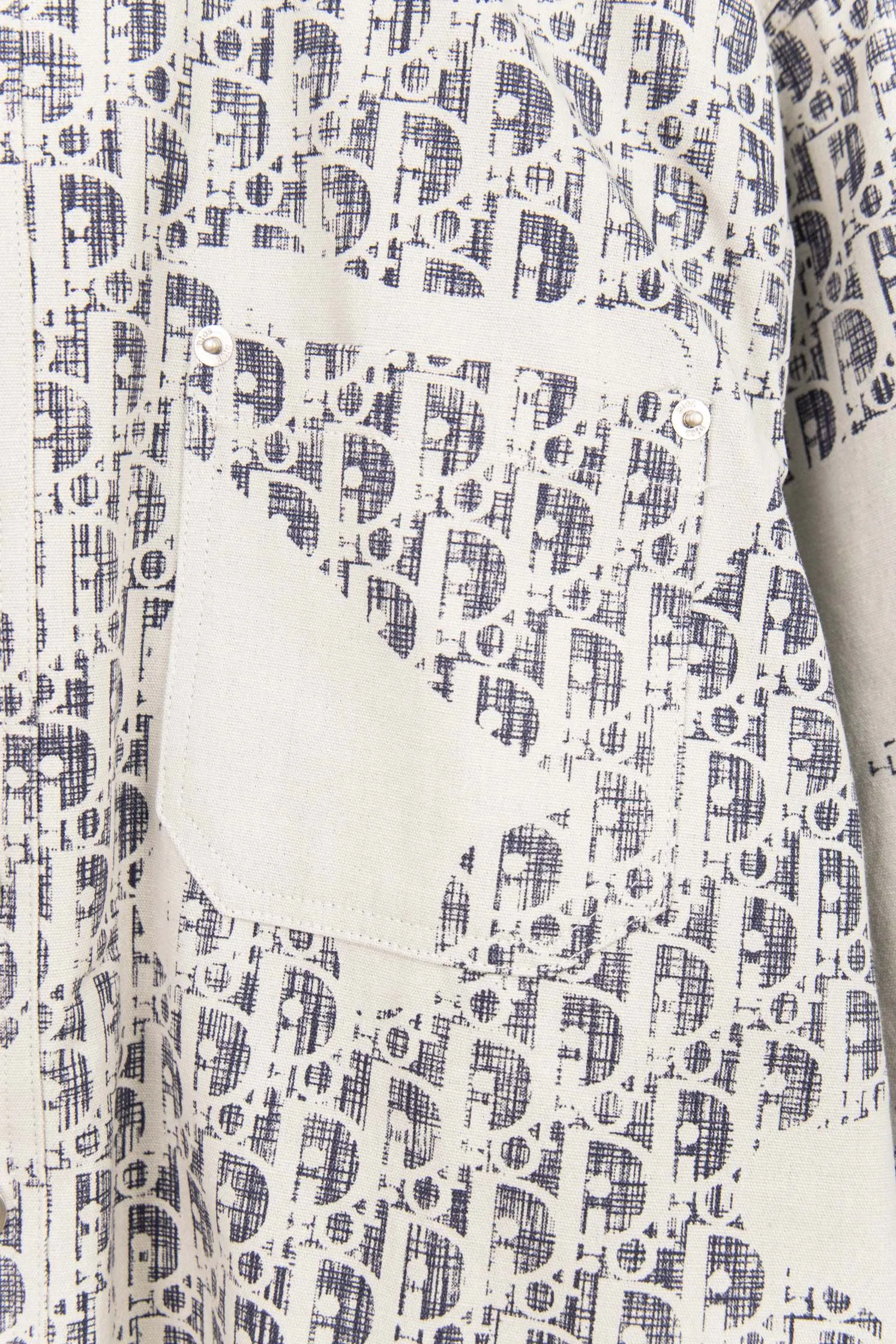 🅿️260 New: Style number: B116 DIOR Dior's new full classic logo printed graffiti washed denim shirt men's and women's casual tops and jackets 1⃣️The fabric adopts imported printing machine batch full printing process technology, perfect control, different from other versions in the market, very high-quality fabric! Precise and high-quality craftsmanship allows the logo and fabric to be integrated into one! 2⃣️After washing, the upper body is soft and comfortable, extremely delicate, and feels solid, smooth and soft. The fabric has the characteristics of being wrinkle-free and has an invincible feel. The details are perfectly handled! 3⃣️The workmanship details are perfectly controlled, all are hemmed with vest technology, and the inside of the sleeves are also used. Different from the four-needle and five-thread workmanship, the collar is also designed with interlining, which shows high-end fashion and personality. The style is fashionable, simple and elegant, and it is a very versatile jacket! 4⃣️Hang tag accessories are all customized from the original version! Same style for men and women Color: washed gray Size: S, M, L, XL
