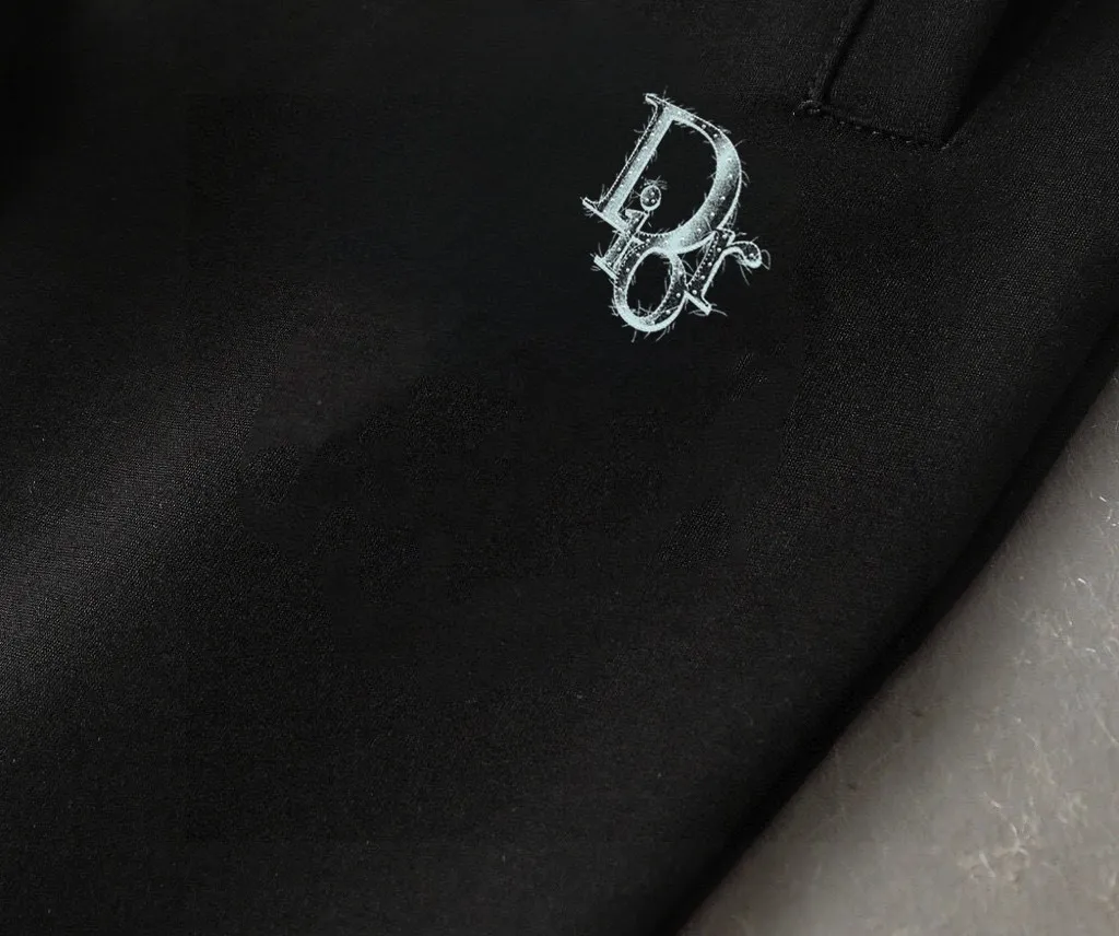 🅿️460 brand [DIOr Dior] (velvet and thickened) 2025 autumn and winter new product, celebrities’ favorite fashion-flavored casual suit, clean and neat tailoring, full of urban style. It is made of high-quality customized fabrics, with excellent thermal insulation effect inside, soft and dry feel, and a crisp and stylish upper body effect. The three-dimensional cutting process and the pattern are all of high standards, and the silhouette version has the right benefits! It is not tight at all, and you feel good when you put it on. So many top-quality raw materials create high-end products with unparalleled value. It is the first choice for high-end fashion people. (Size: M-4XL can wear up to 200 pounds)