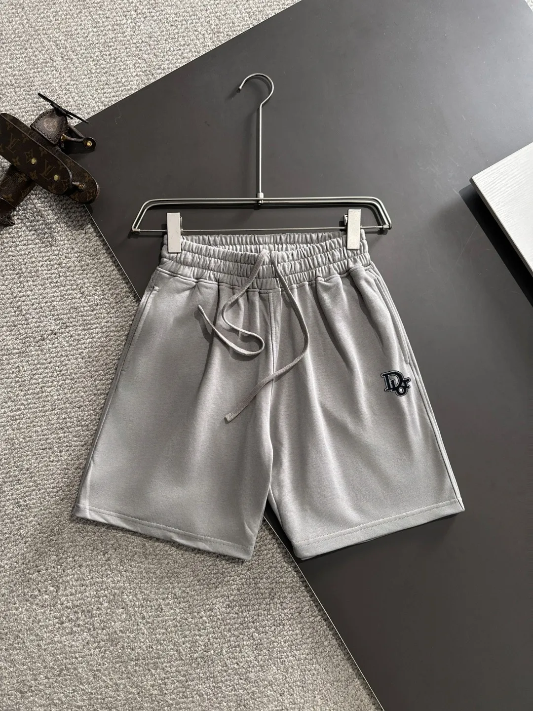 🅿️330 shipped next day, high quality DIOR/Dior 2025 spring and summer new casual solid color loose shorts with elastic band, two needle stitches at the hem of the trousers, fine and firm stitching, custom-made fabrics at the counter with high breathability and comfort, impeccable details, brand element design concept, reflecting high quality. It feels delicate and soft! It presents a casual cut and the upper body shape is great! Size: S-XXL