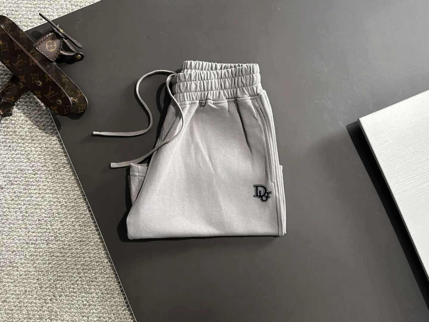 🅿️330 shipped next day, high quality DIOR/Dior 2025 spring and summer new casual solid color loose shorts with elastic band, two needle stitches at the hem of the trousers, fine and firm stitching, custom-made fabrics at the counter with high breathability and comfort, impeccable details, brand element design concept, reflecting high quality. It feels delicate and soft! It presents a casual cut and the upper body shape is great! Size: S-XXL