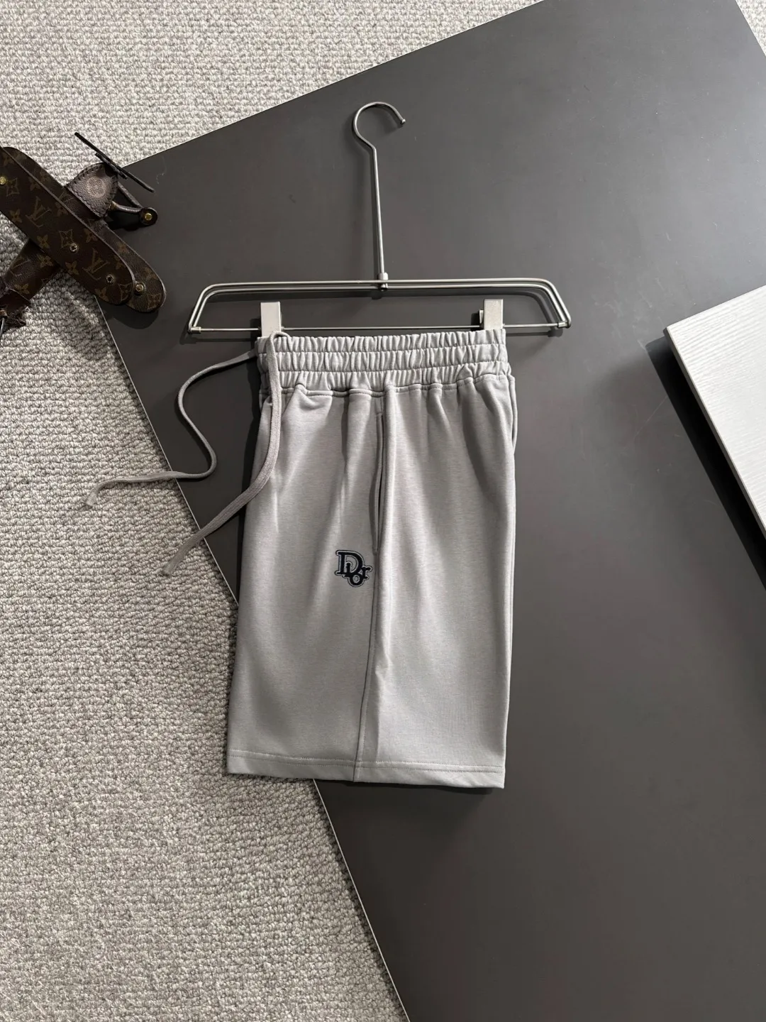 🅿️330 shipped next day, high quality DIOR/Dior 2025 spring and summer new casual solid color loose shorts with elastic band, two needle stitches at the hem of the trousers, fine and firm stitching, custom-made fabrics at the counter with high breathability and comfort, impeccable details, brand element design concept, reflecting high quality. It feels delicate and soft! It presents a casual cut and the upper body shape is great! Size: S-XXL