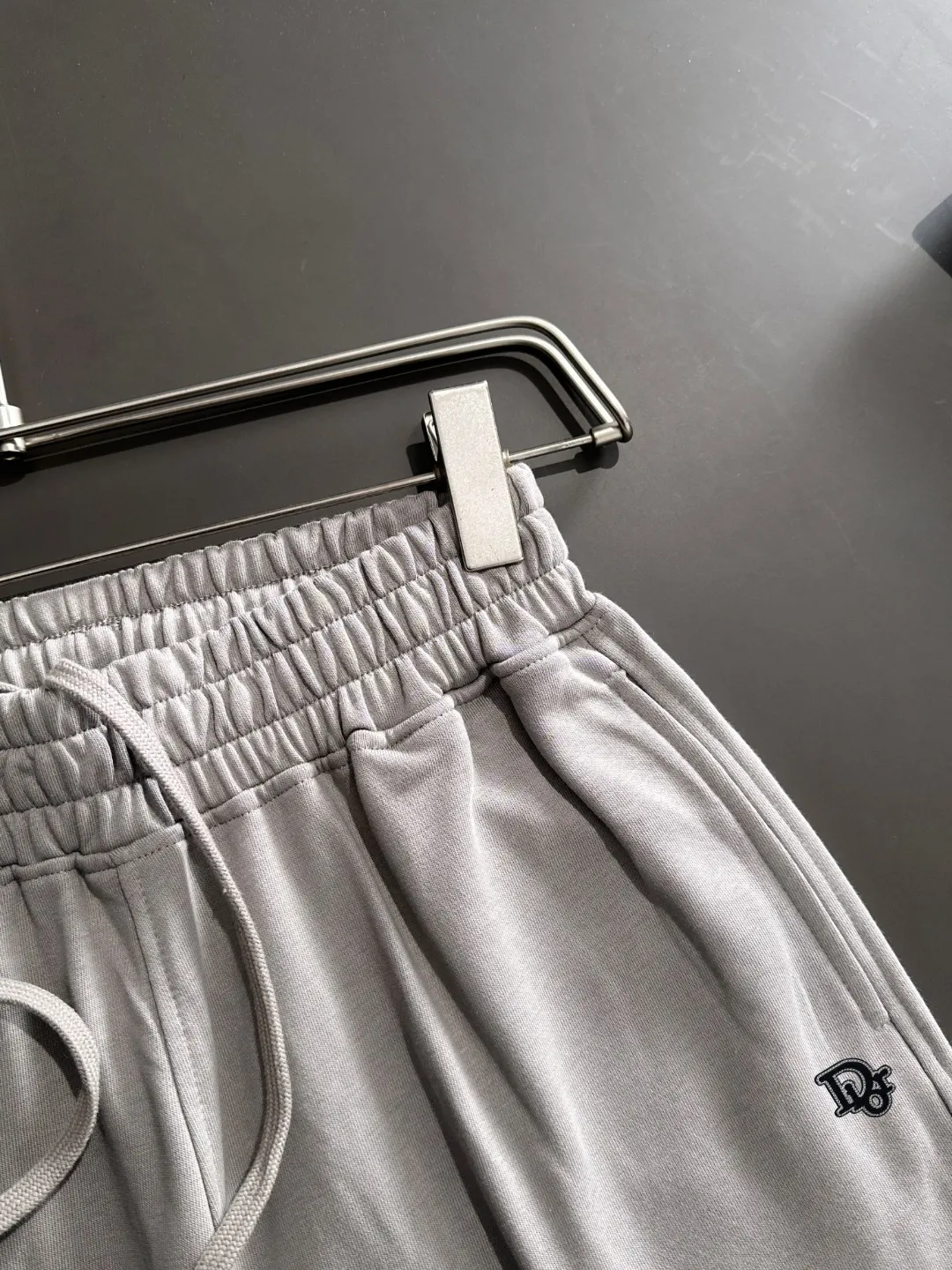 🅿️330 shipped next day, high quality DIOR/Dior 2025 spring and summer new casual solid color loose shorts with elastic band, two needle stitches at the hem of the trousers, fine and firm stitching, custom-made fabrics at the counter with high breathability and comfort, impeccable details, brand element design concept, reflecting high quality. It feels delicate and soft! It presents a casual cut and the upper body shape is great! Size: S-XXL