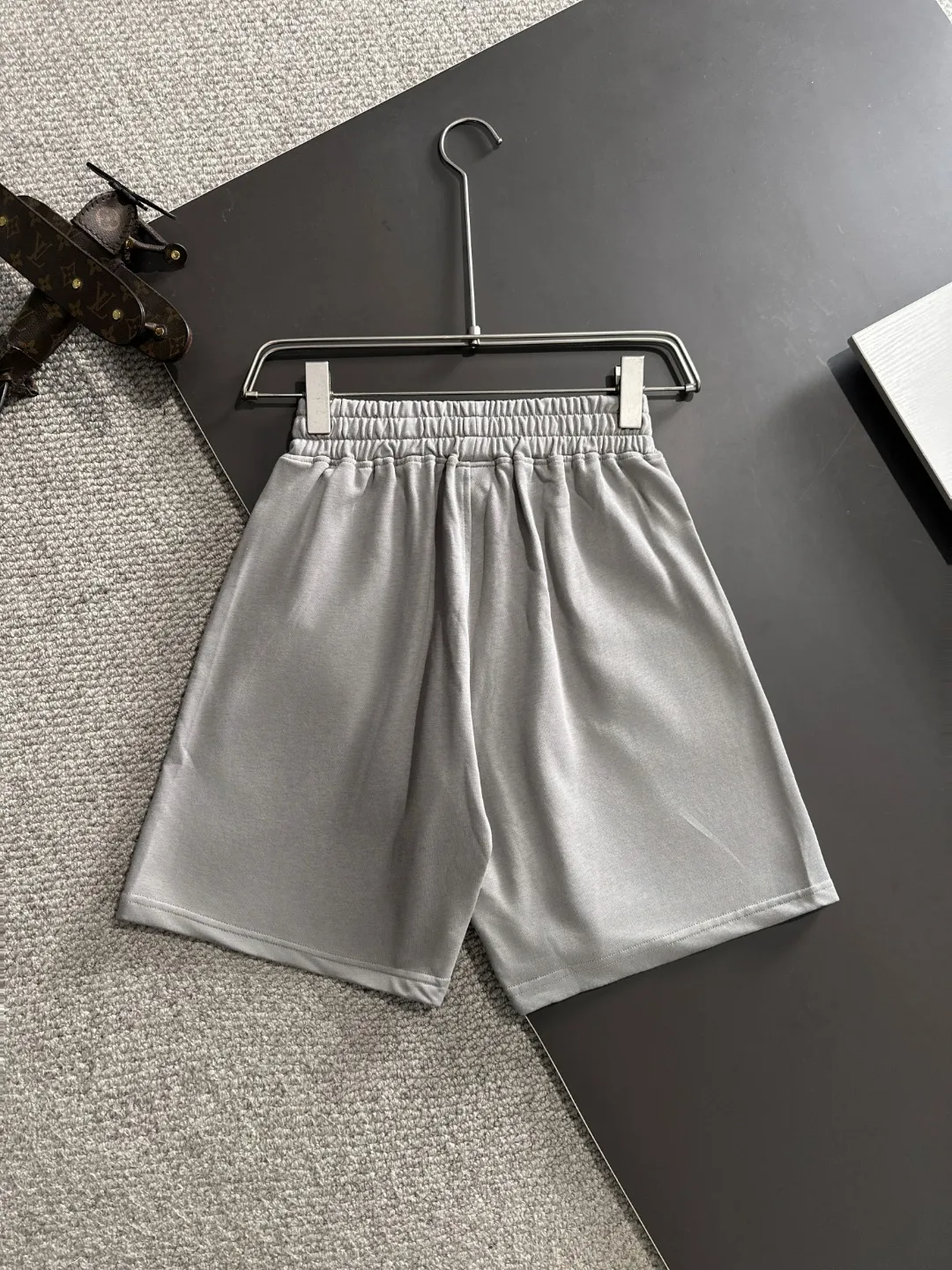 🅿️330 shipped next day, high quality DIOR/Dior 2025 spring and summer new casual solid color loose shorts with elastic band, two needle stitches at the hem of the trousers, fine and firm stitching, custom-made fabrics at the counter with high breathability and comfort, impeccable details, brand element design concept, reflecting high quality. It feels delicate and soft! It presents a casual cut and the upper body shape is great! Size: S-XXL