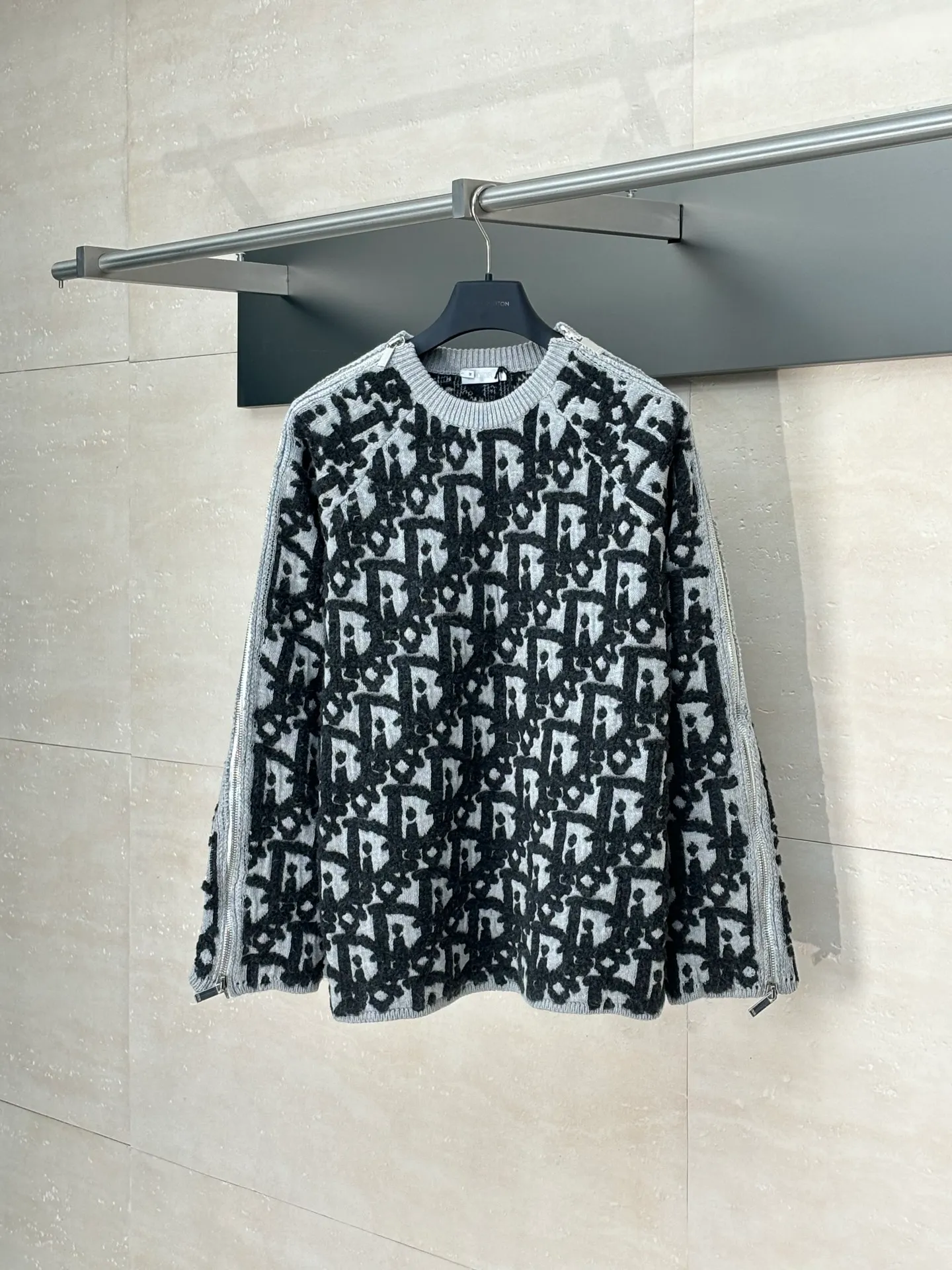 🅿️750 Dio*/Dior 25 new style full-print contrasting jacquard knitted pullover sweater. It takes less than half a year to customize the yarn. Not everyone has the patience and energy to develop it. There is absolutely no one in the market that matches the version. Using air layer transfer stitching and towel loop stitching, raglan sleeve technology, it takes 5 hours to make one piece The scrap rate is high, no matter how expensive the yarn is, it has to be scrapped directly. The process is too complicated and time-consuming and labor-intensive. It is only now shipped. There is no bragging. No filter and no retouching are taken to visually show the details to everyone. Size: S/M/L/XL