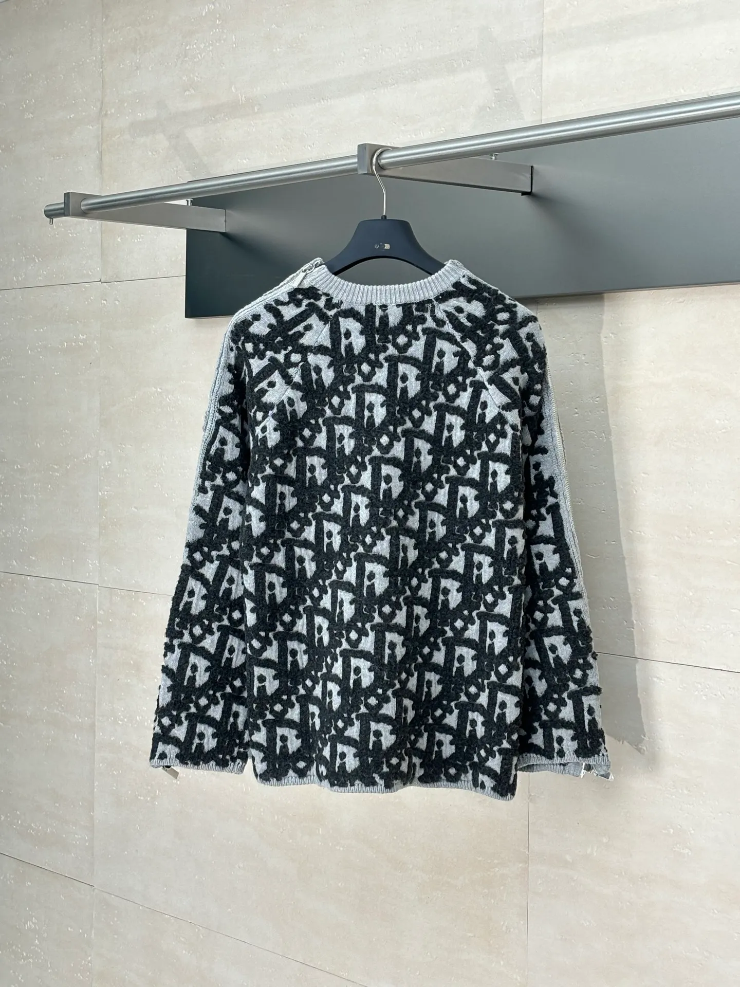 🅿️750 Dio*/Dior 25 new style full-print contrasting jacquard knitted pullover sweater. It takes less than half a year to customize the yarn. Not everyone has the patience and energy to develop it. There is absolutely no one in the market that matches the version. Using air layer transfer stitching and towel loop stitching, raglan sleeve technology, it takes 5 hours to make one piece The scrap rate is high, no matter how expensive the yarn is, it has to be scrapped directly. The process is too complicated and time-consuming and labor-intensive. It is only now shipped. There is no bragging. No filter and no retouching are taken to visually show the details to everyone. Size: S/M/L/XL