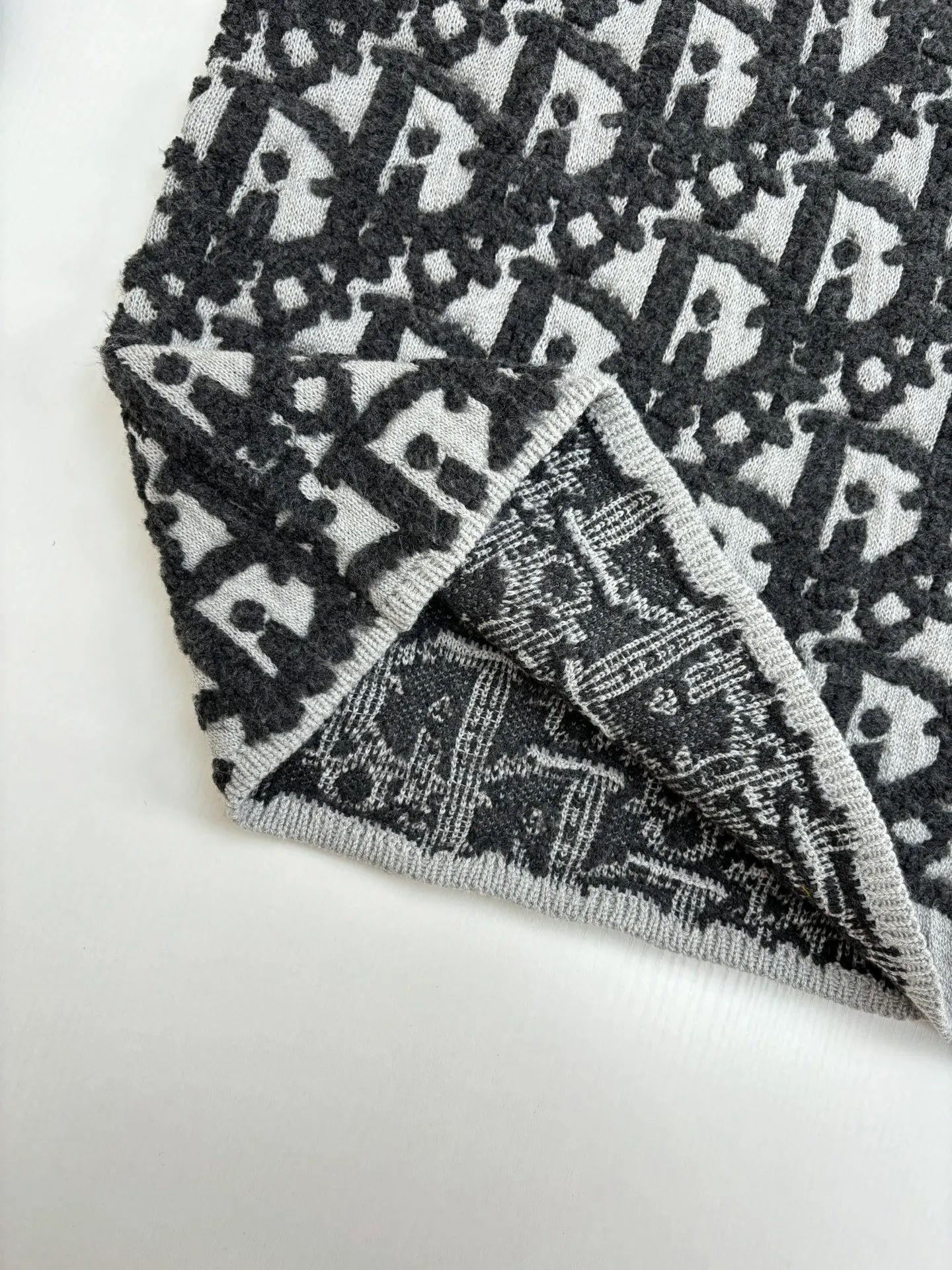 🅿️750 Dio*/Dior 25 new style full-print contrasting jacquard knitted pullover sweater. It takes less than half a year to customize the yarn. Not everyone has the patience and energy to develop it. There is absolutely no one in the market that matches the version. Using air layer transfer stitching and towel loop stitching, raglan sleeve technology, it takes 5 hours to make one piece The scrap rate is high, no matter how expensive the yarn is, it has to be scrapped directly. The process is too complicated and time-consuming and labor-intensive. It is only now shipped. There is no bragging. No filter and no retouching are taken to visually show the details to everyone. Size: S/M/L/XL
