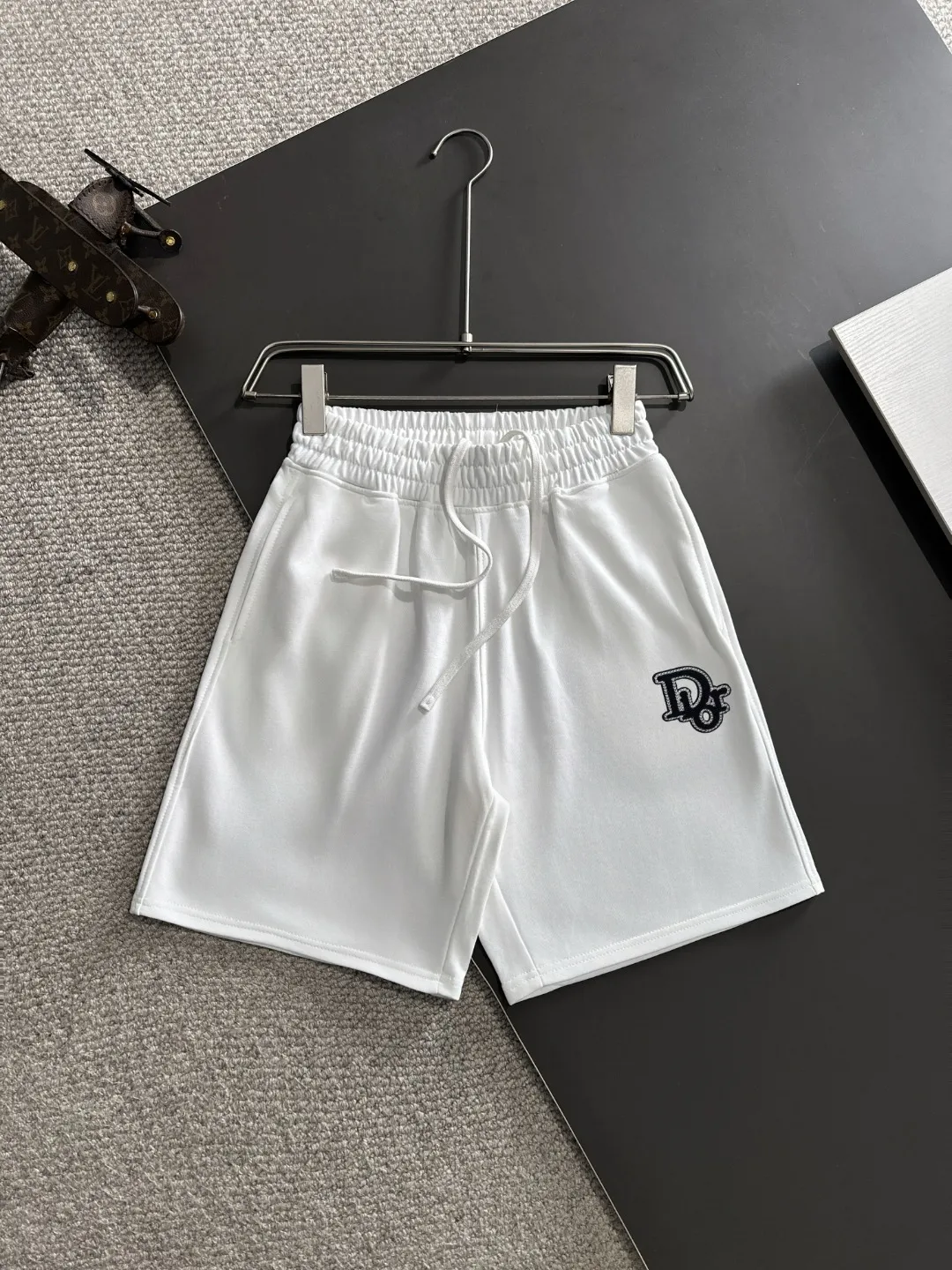 🅿️330 Next day shipping High-end goods Dior 2025 new spring and summer elastic band casual solid color loose shorts, the hem of the trousers is stitched with two stitches, the stitching is fine and firm, the fabric is customized at the counter, has high breathability and comfort, and the details are impeccable. The design concept of brand elements reflects high quality. It feels delicate and soft! It presents a casual cut and the upper body shape is great! Size: S-XXL