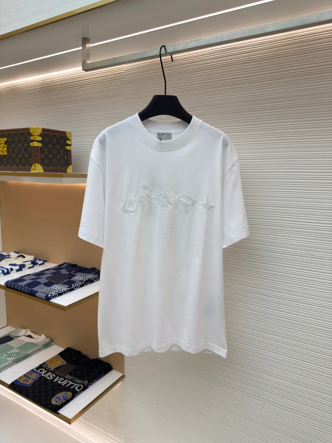 DIOR joint curtain call embroidered short sleeves ●Authentic product: purchased and developed for 7500 ●Item number: 1680283-A20 ●Fabric: plain cotton fabric ●Technology: embroidery production ●Version: fitted version ●Weight: about 300 grams ●Size: XS-S-M-L ●Description: Made of 15S fine cotton plain weave, 230g; with threaded 32S double yarn frame, 300g. 15S is a relatively thick yarn used to make thicker and more durable fabrics. The main body adopts precision needle embroidery technology; the embroidery is very fine and dense, the pattern is clear and the lines and three-dimensional sense are strong. The linen material embroidery thread is combined with encrypted processing, and the embroidery body has a subtle matte visual texture; the embroidery effect is three-dimensional and full. The flat embroidery has a unique design of needle-to-needle stitching, and the embroidery is very fine and dense; the overall stitching is straight and delicate, the fabric is comfortable and soft, and the colors are consistent with no color difference. It can be matched with the same style to create a fashionable look, and can be used in various occasions. Customized accessories, complete with three standards, the same style for men and women!