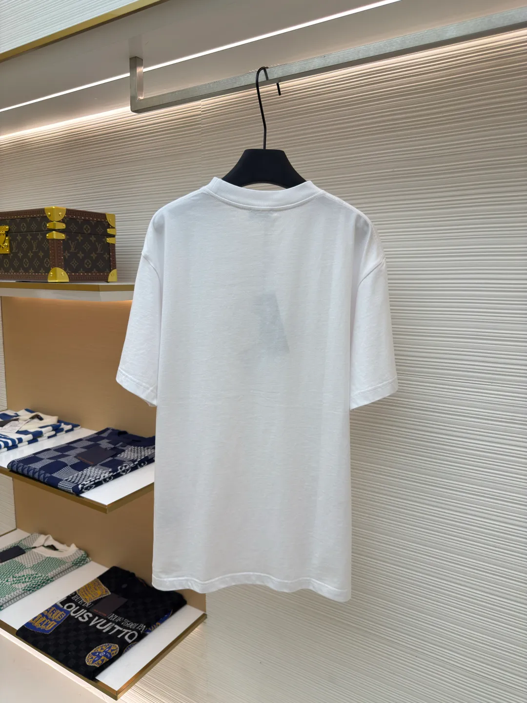 DIOR joint curtain call embroidered short sleeves ●Authentic product: purchased and developed for 7500 ●Item number: 1680283-A20 ●Fabric: plain cotton fabric ●Technology: embroidery production ●Version: fitted version ●Weight: about 300 grams ●Size: XS-S-M-L ●Description: Made of 15S fine cotton plain weave, 230g; with threaded 32S double yarn frame, 300g. 15S is a relatively thick yarn used to make thicker and more durable fabrics. The main body adopts precision needle embroidery technology; the embroidery is very fine and dense, the pattern is clear and the lines and three-dimensional sense are strong. The linen material embroidery thread is combined with encrypted processing, and the embroidery body has a subtle matte visual texture; the embroidery effect is three-dimensional and full. The flat embroidery has a unique design of needle-to-needle stitching, and the embroidery is very fine and dense; the overall stitching is straight and delicate, the fabric is comfortable and soft, and the colors are consistent with no color difference. It can be matched with the same style to create a fashionable look, and can be used in various occasions. Customized accessories, complete with three standards, the same style for men and women!