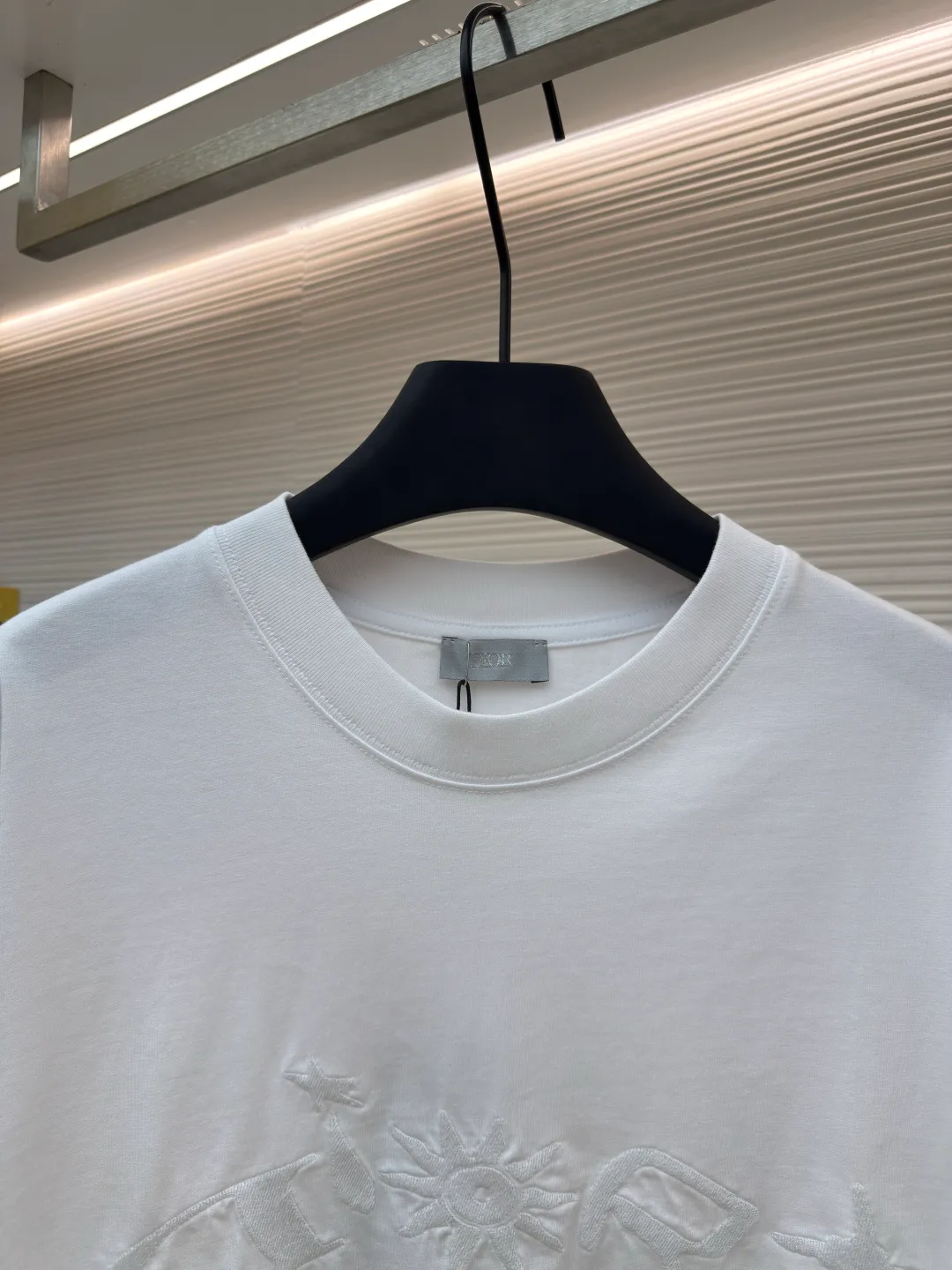 DIOR joint curtain call embroidered short sleeves ●Authentic product: purchased and developed for 7500 ●Item number: 1680283-A20 ●Fabric: plain cotton fabric ●Technology: embroidery production ●Version: fitted version ●Weight: about 300 grams ●Size: XS-S-M-L ●Description: Made of 15S fine cotton plain weave, 230g; with threaded 32S double yarn frame, 300g. 15S is a relatively thick yarn used to make thicker and more durable fabrics. The main body adopts precision needle embroidery technology; the embroidery is very fine and dense, the pattern is clear and the lines and three-dimensional sense are strong. The linen material embroidery thread is combined with encrypted processing, and the embroidery body has a subtle matte visual texture; the embroidery effect is three-dimensional and full. The flat embroidery has a unique design of needle-to-needle stitching, and the embroidery is very fine and dense; the overall stitching is straight and delicate, the fabric is comfortable and soft, and the colors are consistent with no color difference. It can be matched with the same style to create a fashionable look, and can be used in various occasions. Customized accessories, complete with three standards, the same style for men and women!