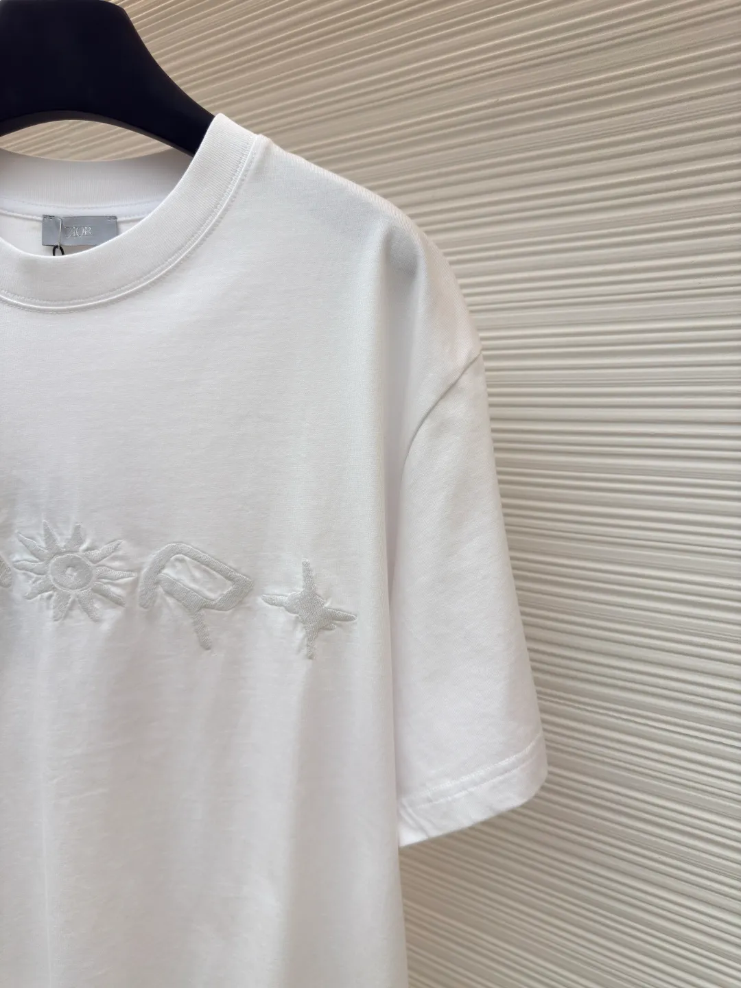 DIOR joint curtain call embroidered short sleeves ●Authentic product: purchased and developed for 7500 ●Item number: 1680283-A20 ●Fabric: plain cotton fabric ●Technology: embroidery production ●Version: fitted version ●Weight: about 300 grams ●Size: XS-S-M-L ●Description: Made of 15S fine cotton plain weave, 230g; with threaded 32S double yarn frame, 300g. 15S is a relatively thick yarn used to make thicker and more durable fabrics. The main body adopts precision needle embroidery technology; the embroidery is very fine and dense, the pattern is clear and the lines and three-dimensional sense are strong. The linen material embroidery thread is combined with encrypted processing, and the embroidery body has a subtle matte visual texture; the embroidery effect is three-dimensional and full. The flat embroidery has a unique design of needle-to-needle stitching, and the embroidery is very fine and dense; the overall stitching is straight and delicate, the fabric is comfortable and soft, and the colors are consistent with no color difference. It can be matched with the same style to create a fashionable look, and can be used in various occasions. Customized accessories, complete with three standards, the same style for men and women!