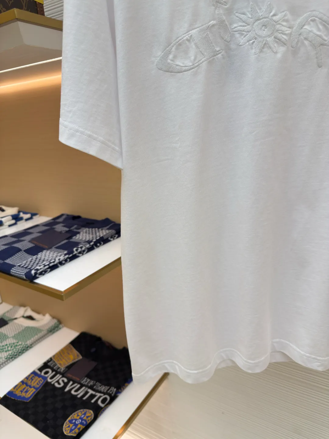 DIOR joint curtain call embroidered short sleeves ●Authentic product: purchased and developed for 7500 ●Item number: 1680283-A20 ●Fabric: plain cotton fabric ●Technology: embroidery production ●Version: fitted version ●Weight: about 300 grams ●Size: XS-S-M-L ●Description: Made of 15S fine cotton plain weave, 230g; with threaded 32S double yarn frame, 300g. 15S is a relatively thick yarn used to make thicker and more durable fabrics. The main body adopts precision needle embroidery technology; the embroidery is very fine and dense, the pattern is clear and the lines and three-dimensional sense are strong. The linen material embroidery thread is combined with encrypted processing, and the embroidery body has a subtle matte visual texture; the embroidery effect is three-dimensional and full. The flat embroidery has a unique design of needle-to-needle stitching, and the embroidery is very fine and dense; the overall stitching is straight and delicate, the fabric is comfortable and soft, and the colors are consistent with no color difference. It can be matched with the same style to create a fashionable look, and can be used in various occasions. Customized accessories, complete with three standards, the same style for men and women!