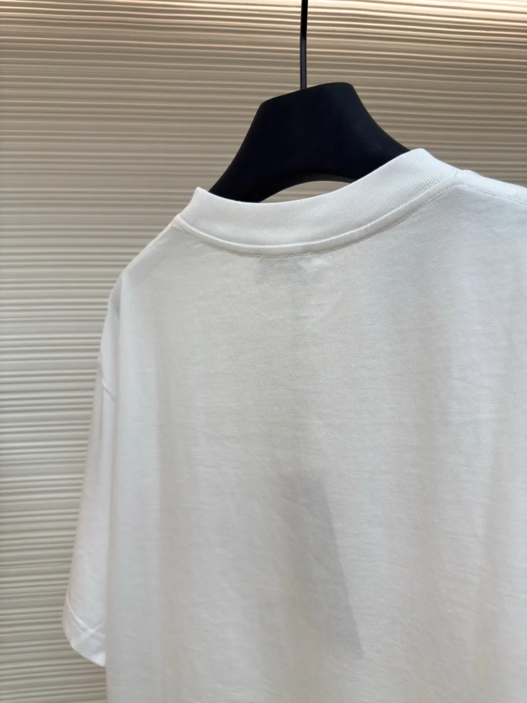 DIOR joint curtain call embroidered short sleeves ●Authentic product: purchased and developed for 7500 ●Item number: 1680283-A20 ●Fabric: plain cotton fabric ●Technology: embroidery production ●Version: fitted version ●Weight: about 300 grams ●Size: XS-S-M-L ●Description: Made of 15S fine cotton plain weave, 230g; with threaded 32S double yarn frame, 300g. 15S is a relatively thick yarn used to make thicker and more durable fabrics. The main body adopts precision needle embroidery technology; the embroidery is very fine and dense, the pattern is clear and the lines and three-dimensional sense are strong. The linen material embroidery thread is combined with encrypted processing, and the embroidery body has a subtle matte visual texture; the embroidery effect is three-dimensional and full. The flat embroidery has a unique design of needle-to-needle stitching, and the embroidery is very fine and dense; the overall stitching is straight and delicate, the fabric is comfortable and soft, and the colors are consistent with no color difference. It can be matched with the same style to create a fashionable look, and can be used in various occasions. Customized accessories, complete with three standards, the same style for men and women!
