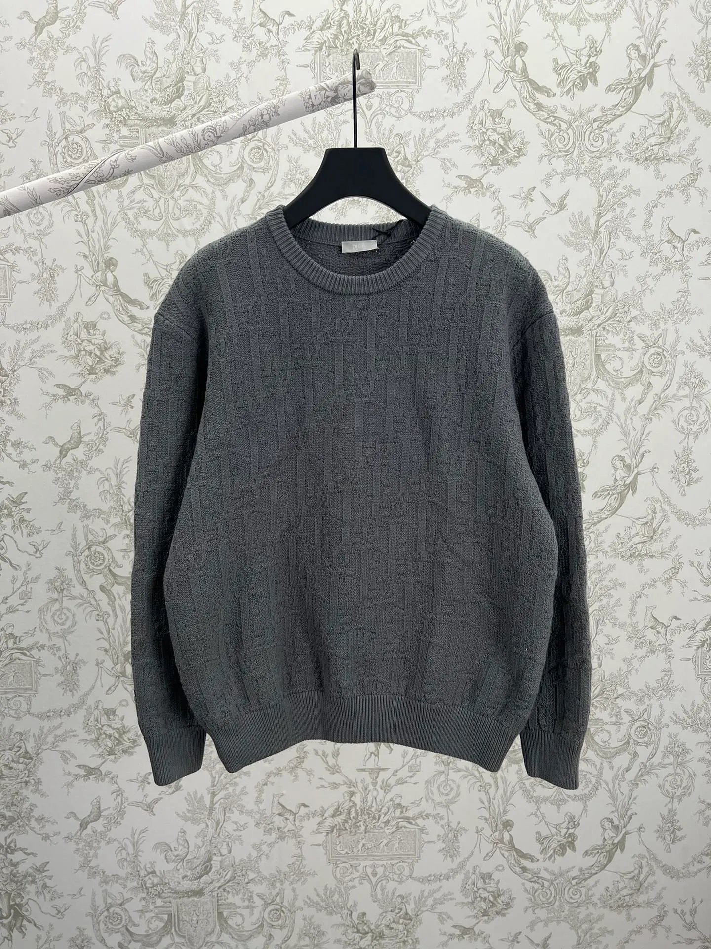 🅿️500 Dior 24ss new sweater highlights Dior’s classic Oblique print. Crafted from gray cotton-blend jacquard in an oversized fit, it features ribbed details at the collar, cuffs and hem. Decorated with a tonal printed pattern throughout, subtle details enhance the style. Size: S.M.L.XL.