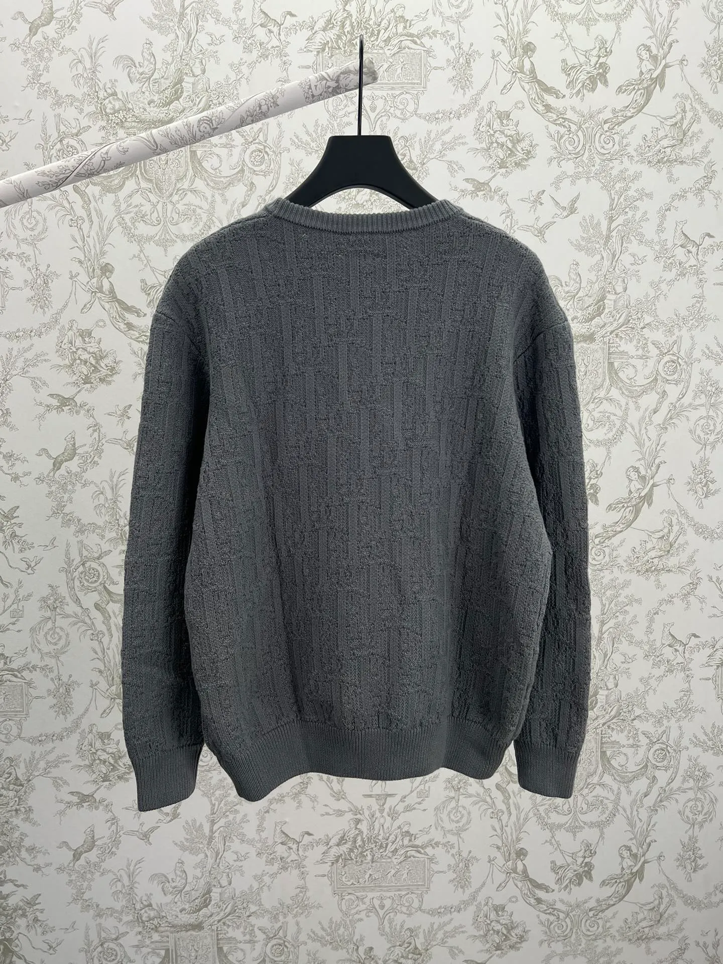 🅿️500 Dior 24ss new sweater highlights Dior’s classic Oblique print. Crafted from gray cotton-blend jacquard in an oversized fit, it features ribbed details at the collar, cuffs and hem. Decorated with a tonal printed pattern throughout, subtle details enhance the style. Size: S.M.L.XL.