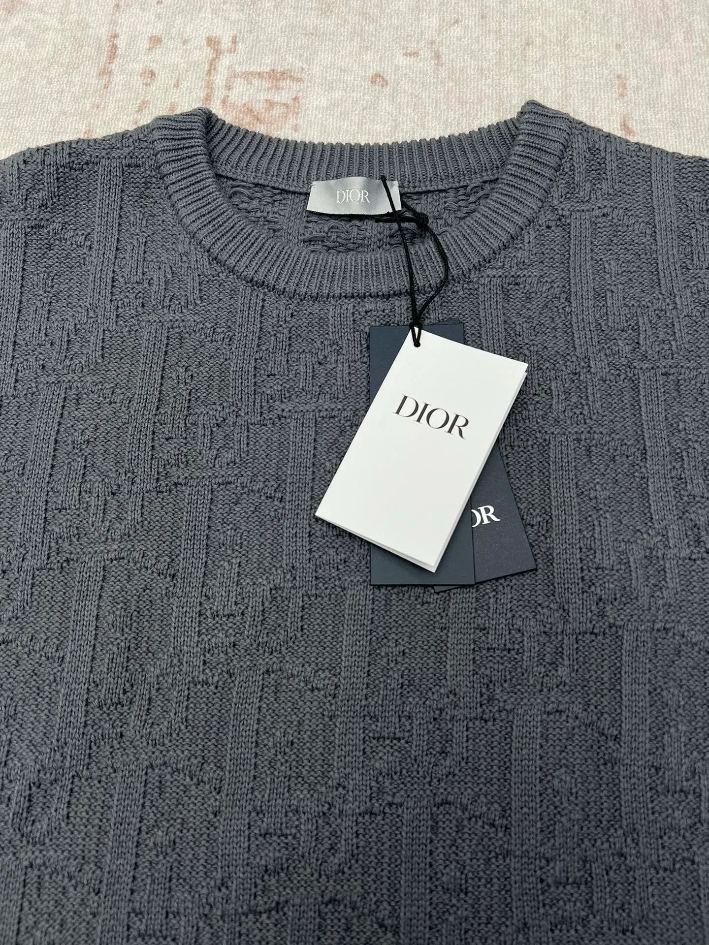 🅿️500 Dior 24ss new sweater highlights Dior’s classic Oblique print. Crafted from gray cotton-blend jacquard in an oversized fit, it features ribbed details at the collar, cuffs and hem. Decorated with a tonal printed pattern throughout, subtle details enhance the style. Size: S.M.L.XL.