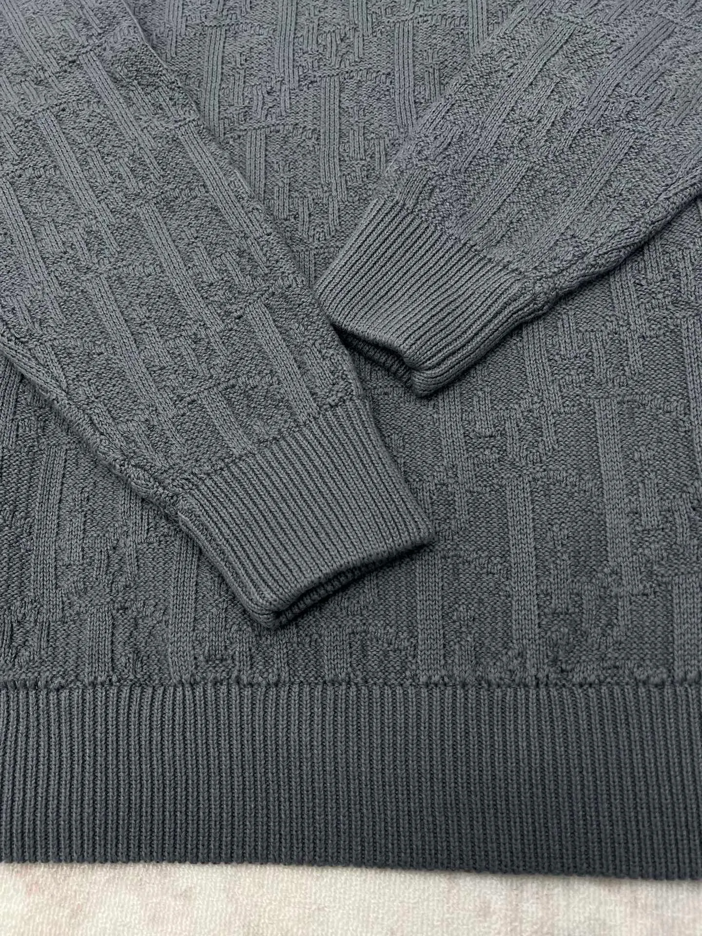 🅿️500 Dior 24ss new sweater highlights Dior’s classic Oblique print. Crafted from gray cotton-blend jacquard in an oversized fit, it features ribbed details at the collar, cuffs and hem. Decorated with a tonal printed pattern throughout, subtle details enhance the style. Size: S.M.L.XL.