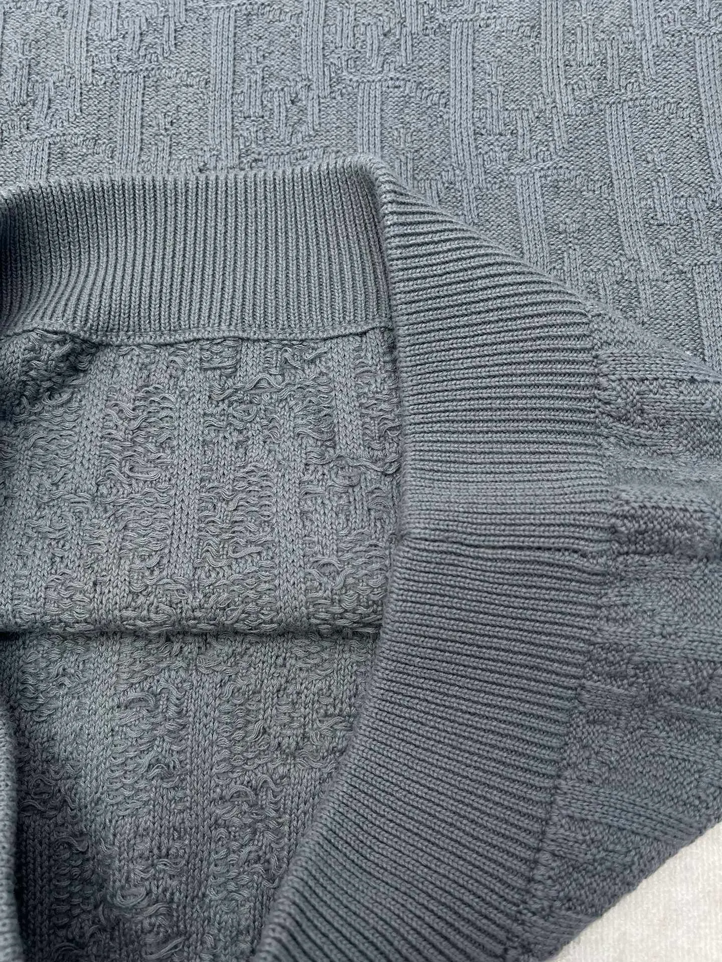 🅿️500 Dior 24ss new sweater highlights Dior’s classic Oblique print. Crafted from gray cotton-blend jacquard in an oversized fit, it features ribbed details at the collar, cuffs and hem. Decorated with a tonal printed pattern throughout, subtle details enhance the style. Size: S.M.L.XL.