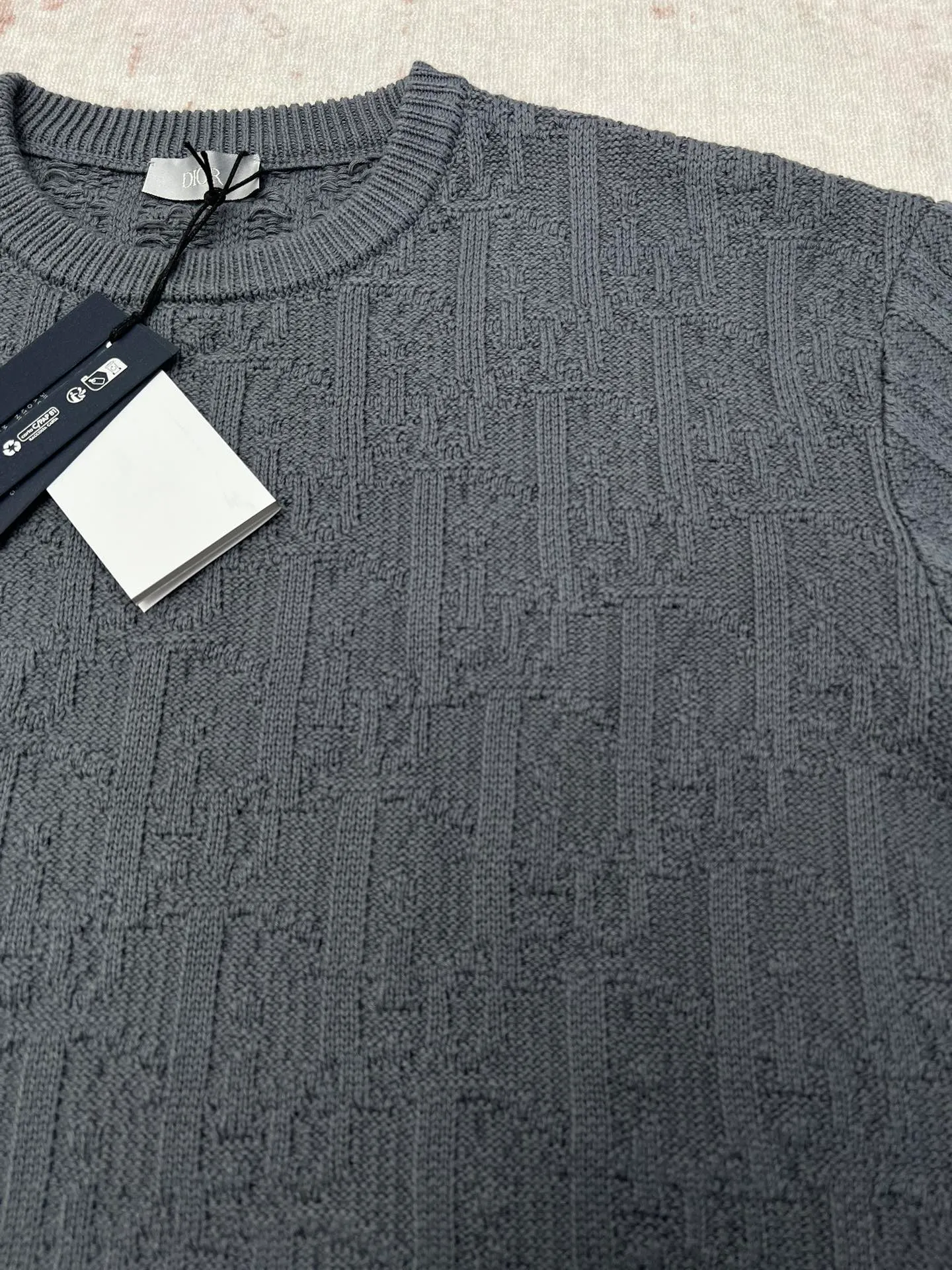 🅿️500 Dior 24ss new sweater highlights Dior’s classic Oblique print. Crafted from gray cotton-blend jacquard in an oversized fit, it features ribbed details at the collar, cuffs and hem. Decorated with a tonal printed pattern throughout, subtle details enhance the style. Size: S.M.L.XL.