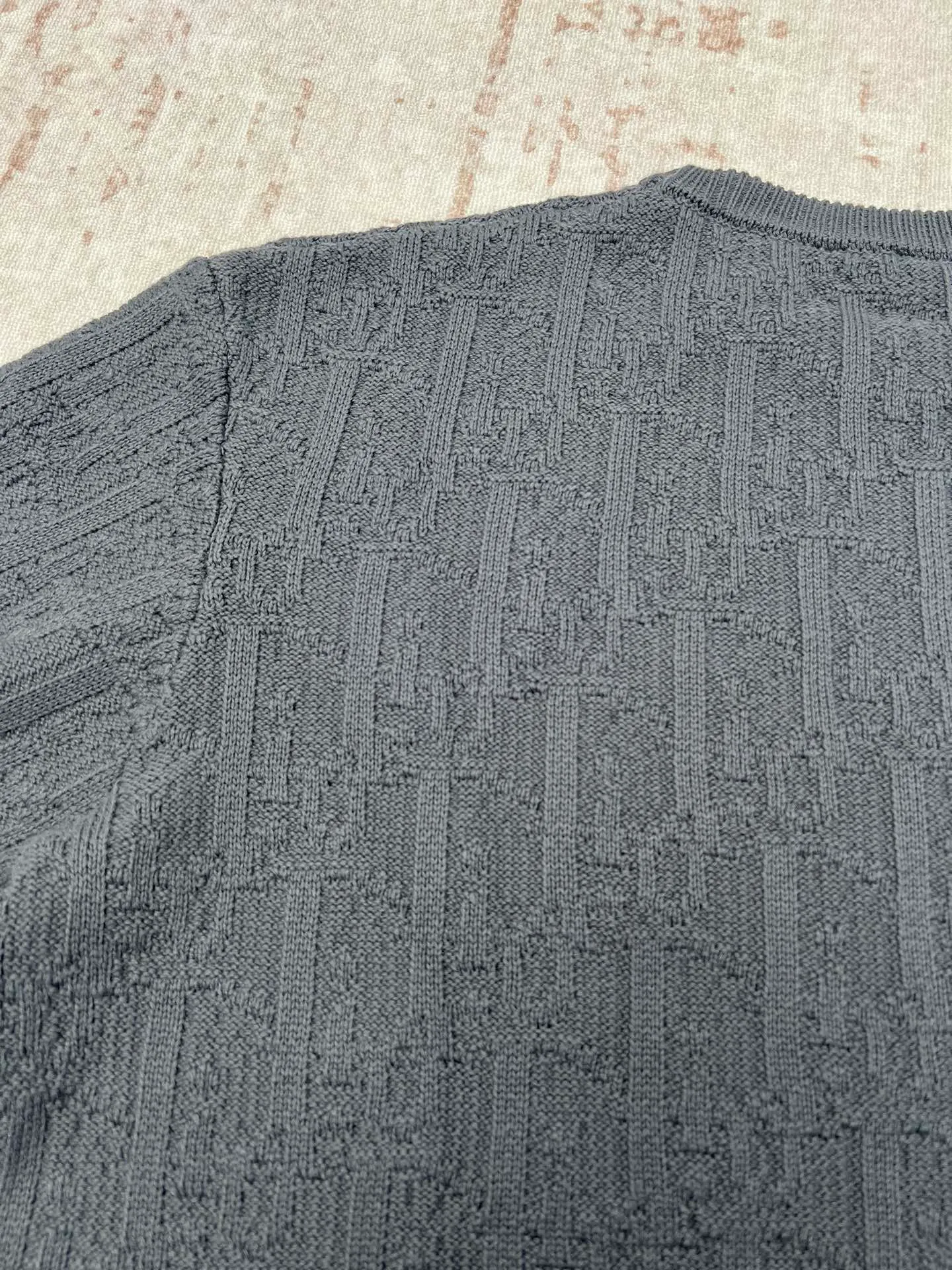 🅿️500 Dior 24ss new sweater highlights Dior’s classic Oblique print. Crafted from gray cotton-blend jacquard in an oversized fit, it features ribbed details at the collar, cuffs and hem. Decorated with a tonal printed pattern throughout, subtle details enhance the style. Size: S.M.L.XL.