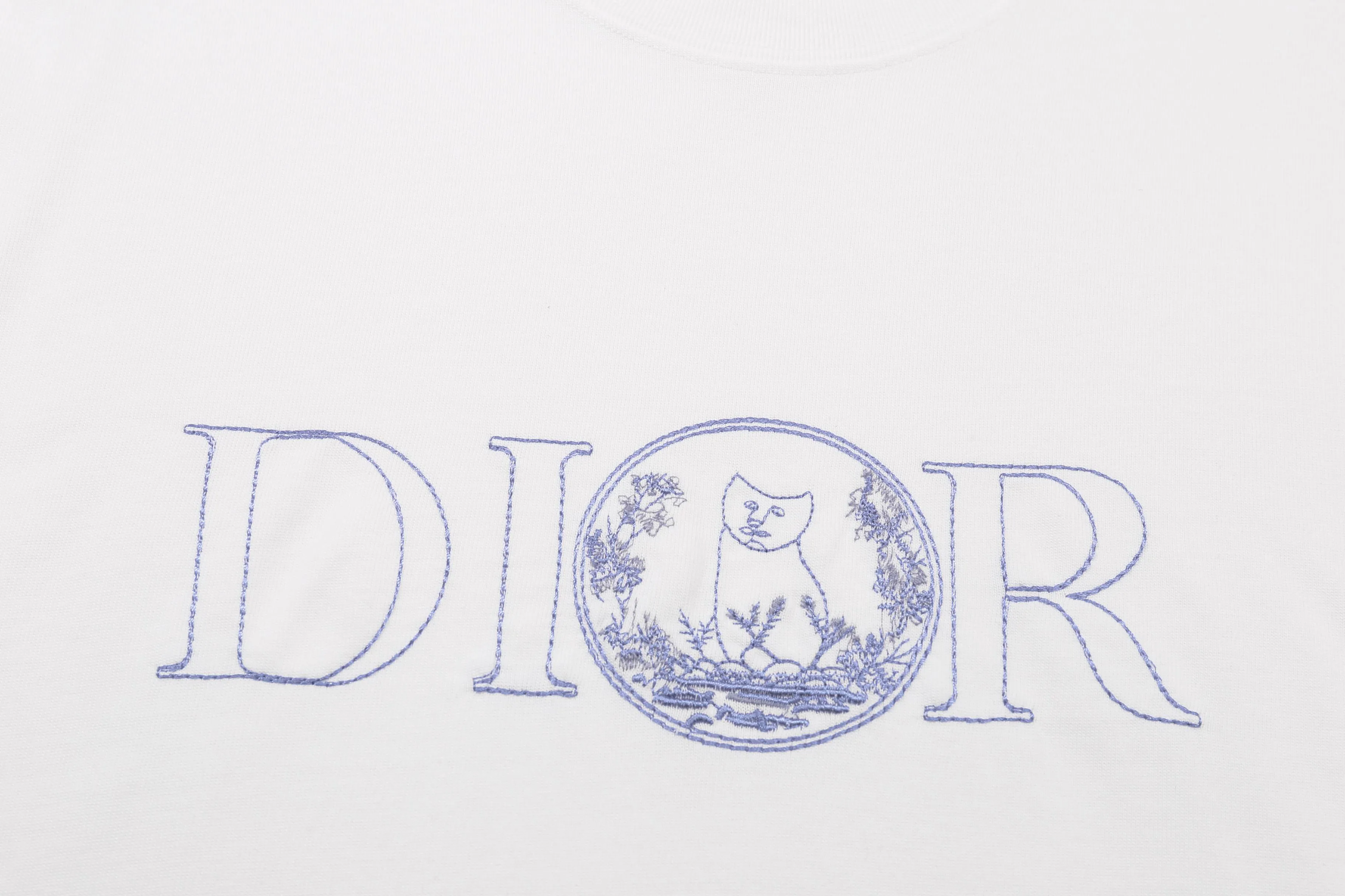 🅿️180 Correct version of high-quality DI0R SUMMER new 2025ss embroidered T-shirt short-sleeved. Made of pure cotton fabric, HYLTON NEL embroidery embellishment. Silk thread material, flat embroidery technology, smooth embroidery surface, neat stitches, and even embroidery thread density. Standard round neck short-sleeved version SIZE: XS S M L