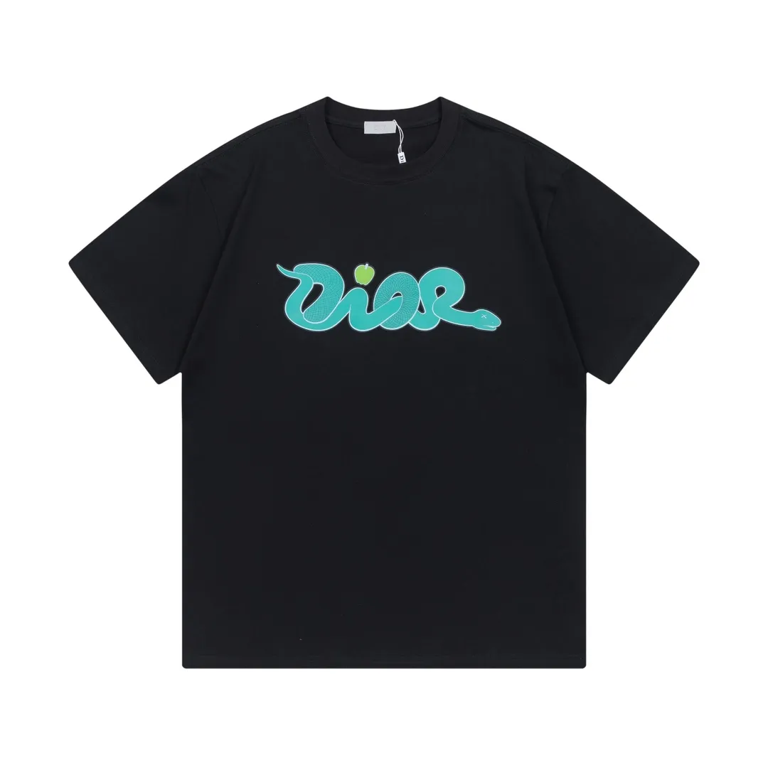 🅿️170 Dior Dior joint KAWS series 2025 new style snake-shaped letter logo Uniform short-sleeved T-shirt for men and women ·Customized 280g 100% double yarn pure cotton fabric ·Dyeing 32 count double-strand thread ·Kangli digital direct printing technology ·Collar label, hangtag, main mark and three labels complete Color: black Size: XS S M L