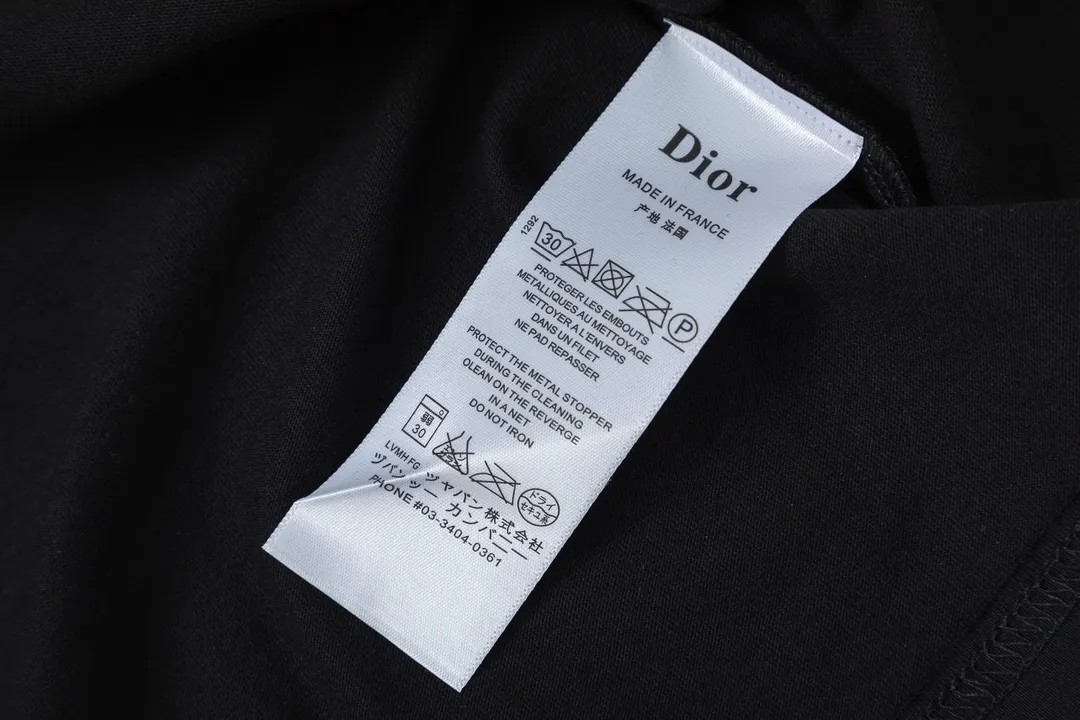 🅿️170 Dior Dior joint KAWS series 2025 new style snake-shaped letter logo Uniform short-sleeved T-shirt for men and women ·Customized 280g 100% double yarn pure cotton fabric ·Dyeing 32 count double-strand thread ·Kangli digital direct printing technology ·Collar label, hangtag, main mark and three labels complete Color: black Size: XS S M L