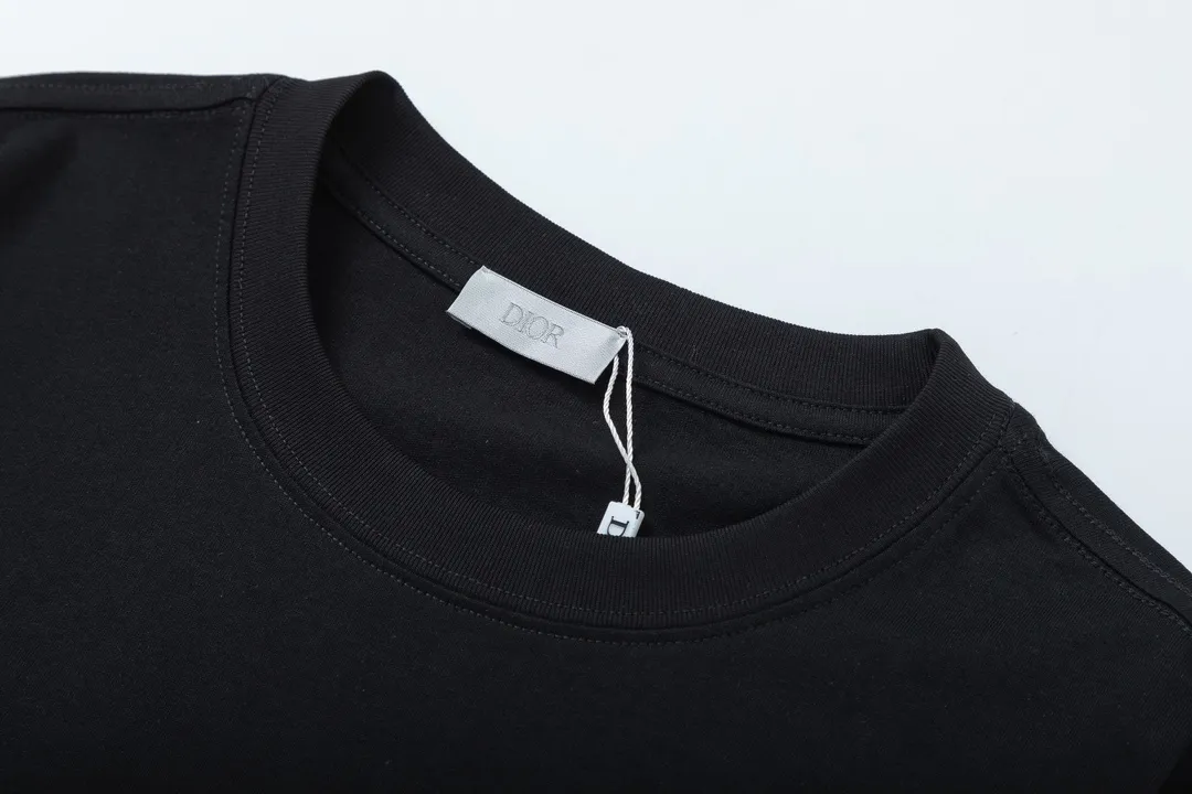 🅿️170 Dior Dior joint KAWS series 2025 new style snake-shaped letter logo Uniform short-sleeved T-shirt for men and women ·Customized 280g 100% double yarn pure cotton fabric ·Dyeing 32 count double-strand thread ·Kangli digital direct printing technology ·Collar label, hangtag, main mark and three labels complete Color: black Size: XS S M L