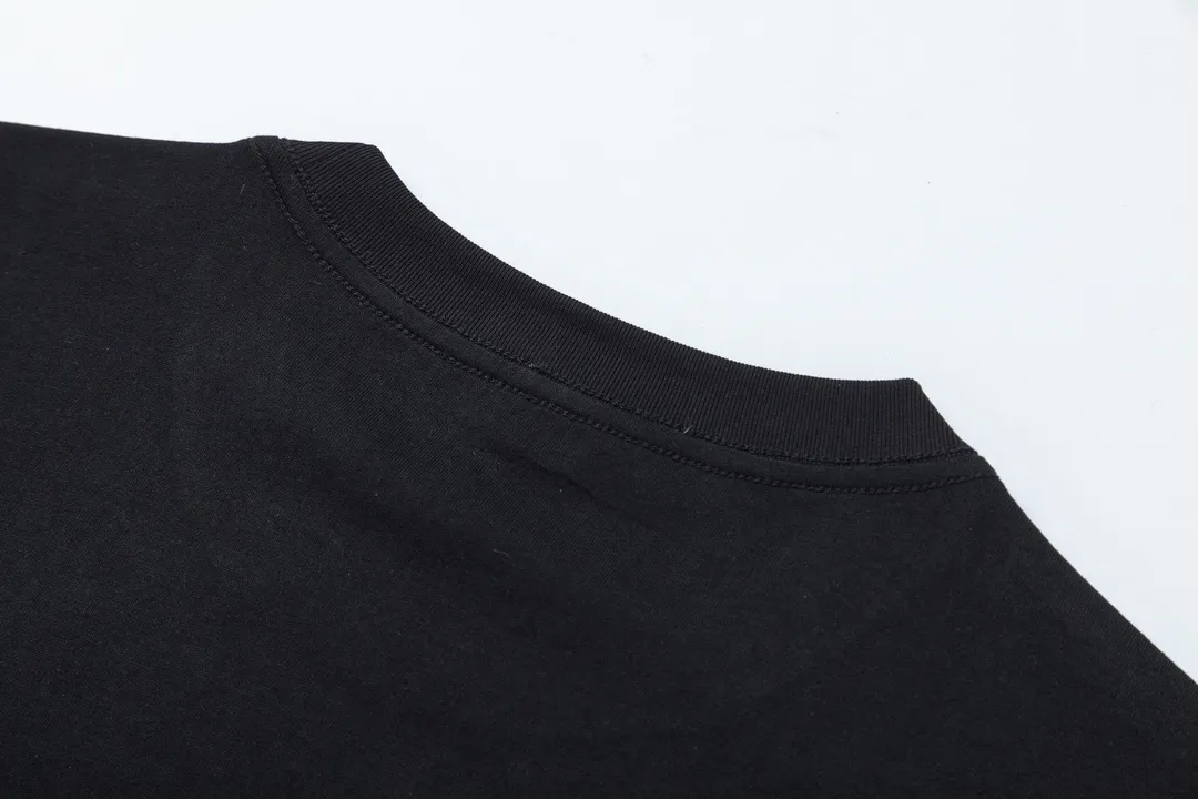 🅿️170 Dior Dior joint KAWS series 2025 new style snake-shaped letter logo Uniform short-sleeved T-shirt for men and women ·Customized 280g 100% double yarn pure cotton fabric ·Dyeing 32 count double-strand thread ·Kangli digital direct printing technology ·Collar label, hangtag, main mark and three labels complete Color: black Size: XS S M L